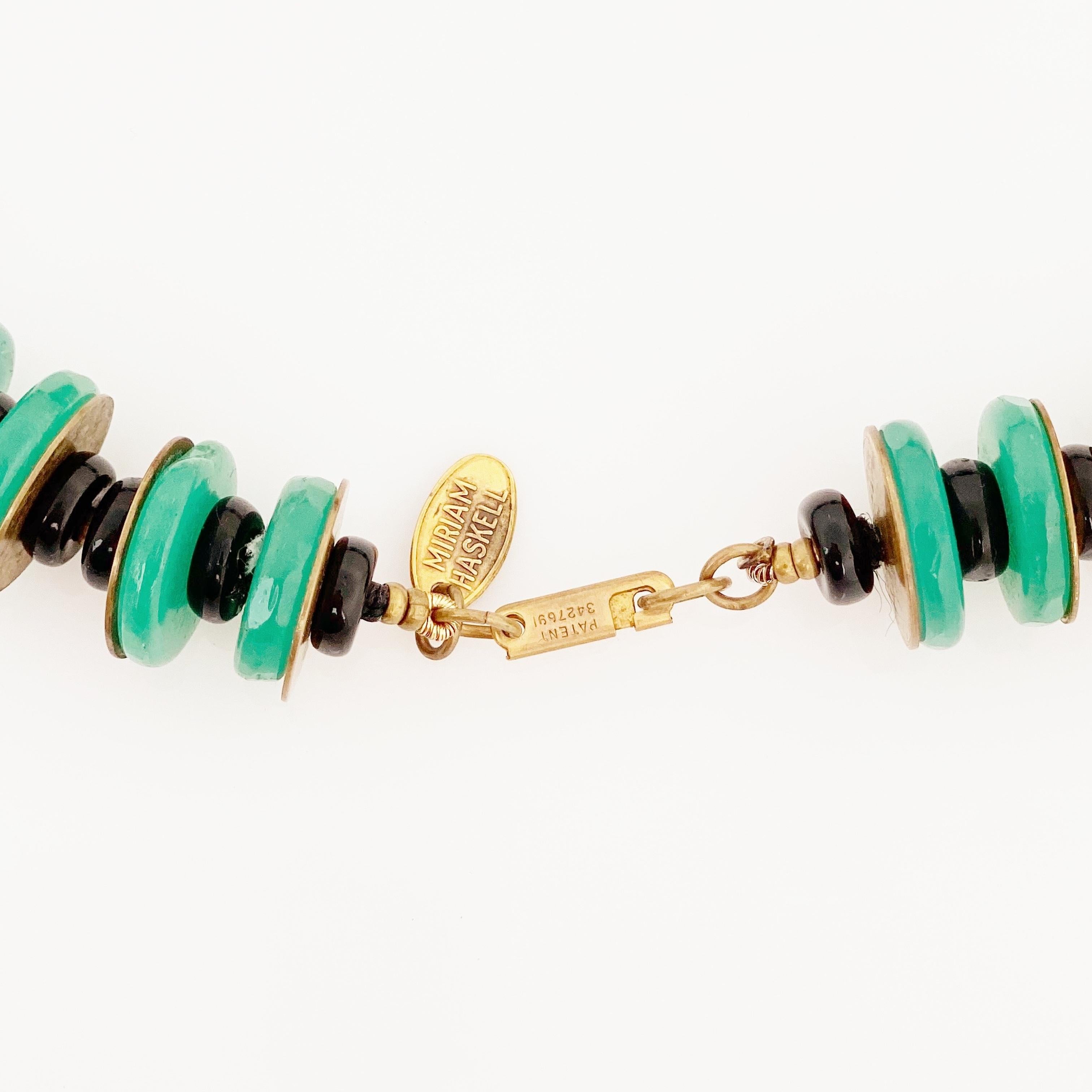 Collier de perles de jade et d'onyx en bakélite épaisse avec pompon en soie de Miriam Haskell en vente 2