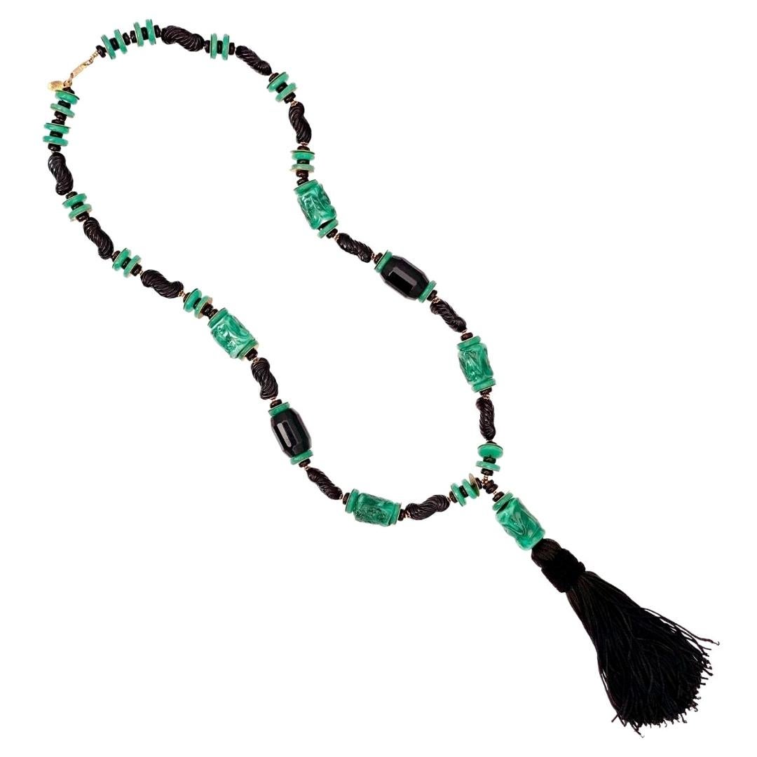 Collier de perles de jade et d'onyx en bakélite épaisse avec pompon en soie de Miriam Haskell en vente