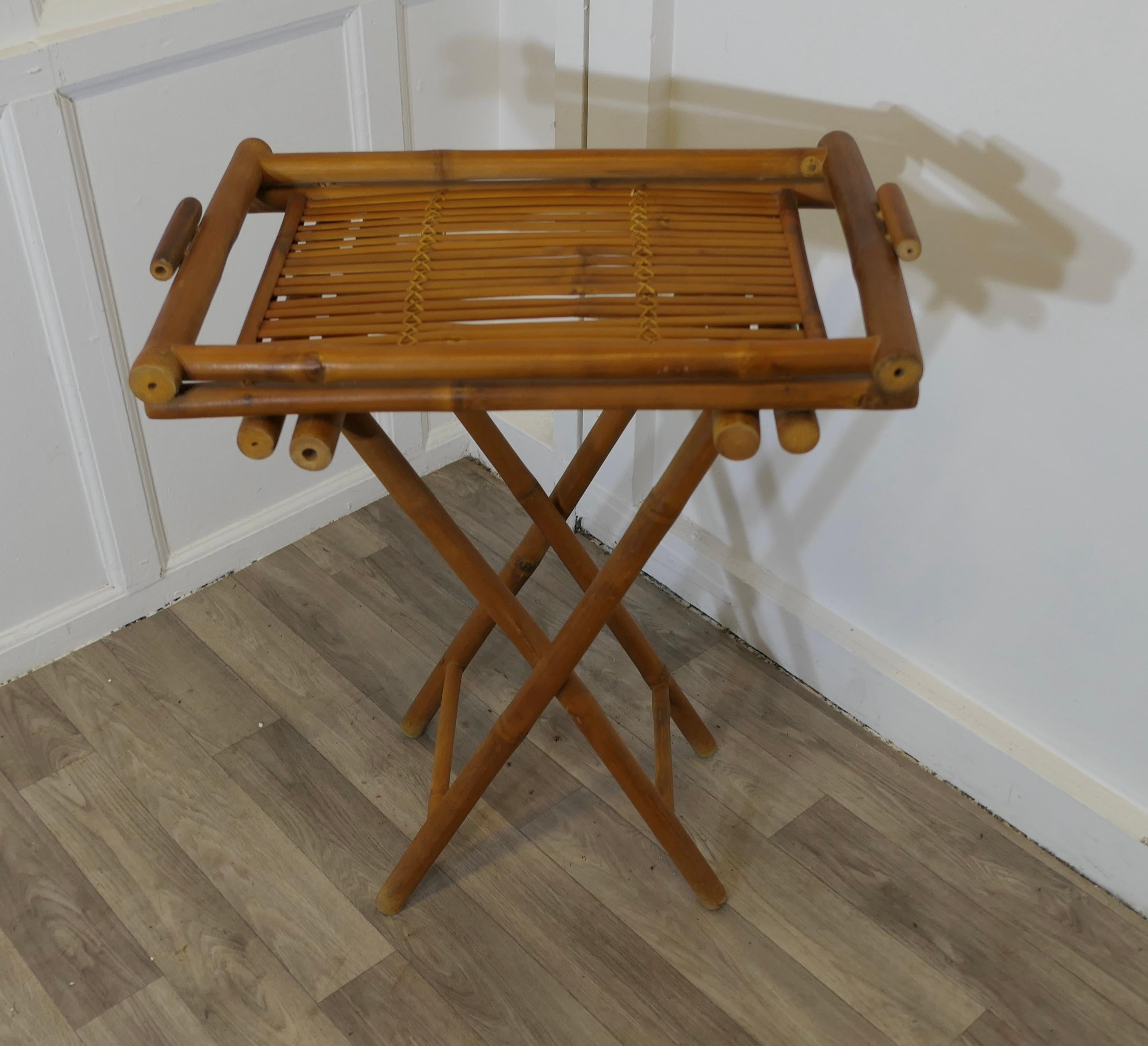 Plateau Butlers en bambou massif

Une belle pièce décorative et très utile, un bon plateau de maître d'hôtel complet avec son support et en bon état.
Assemblé, le plateau mesure 28