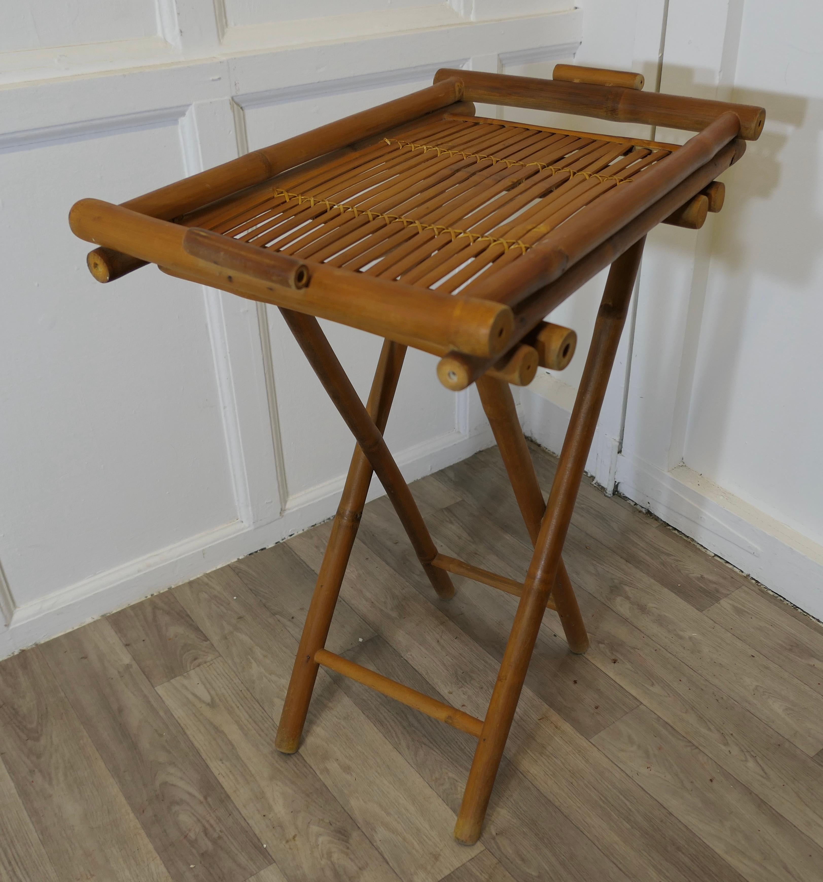 Mid-Century Modern Plateau Butlers en bambou massif  Une pièce décorative et très utile en vente