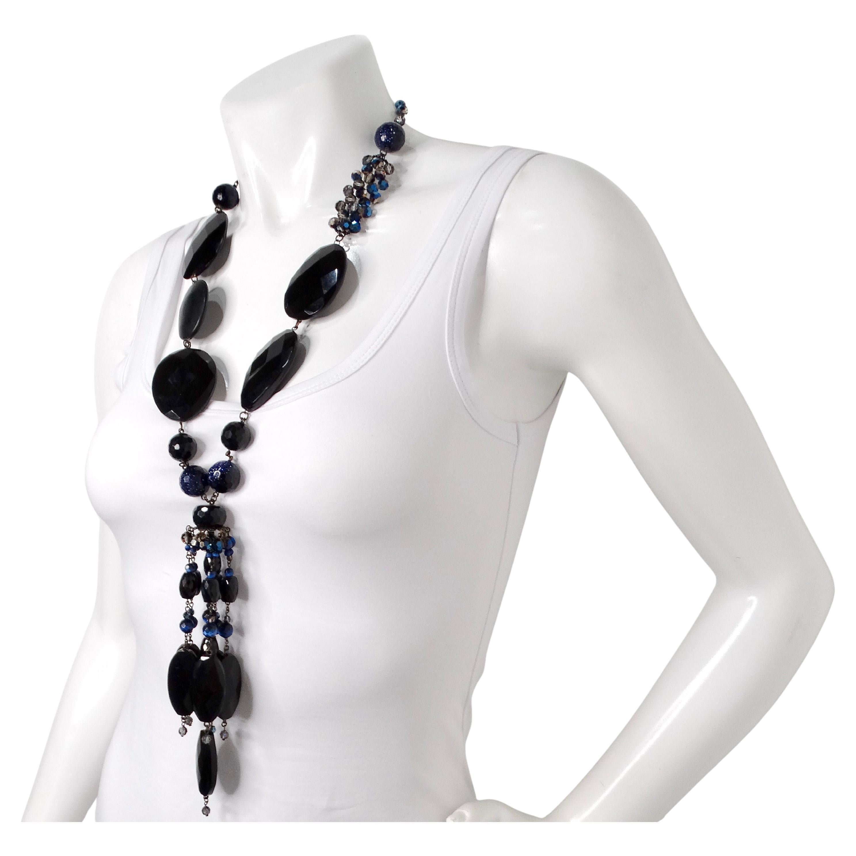 Die Chunky Black Gemstone & Blue Beaded Statement Drop Necklace ist ein auffälliges Stück, das Kühnheit mit Eleganz verbindet. Mit ihrem eklektischen Mix aus leuchtend blauen, funkelnden Perlen und tiefschwarzen Edelsteinen ist diese ausgefallene