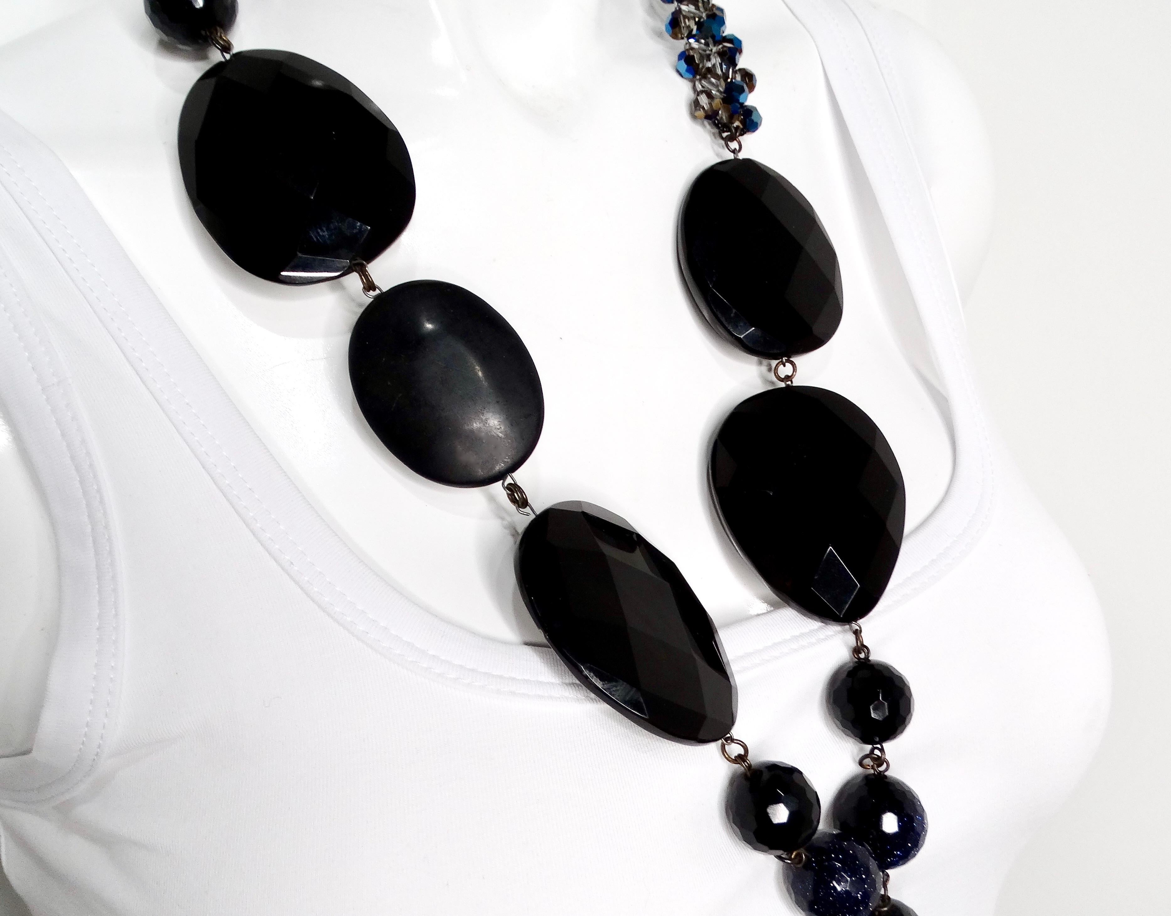 Grobe schwarze Edelstein & blaue Perlen Statement Tropfen Halskette im Angebot 1