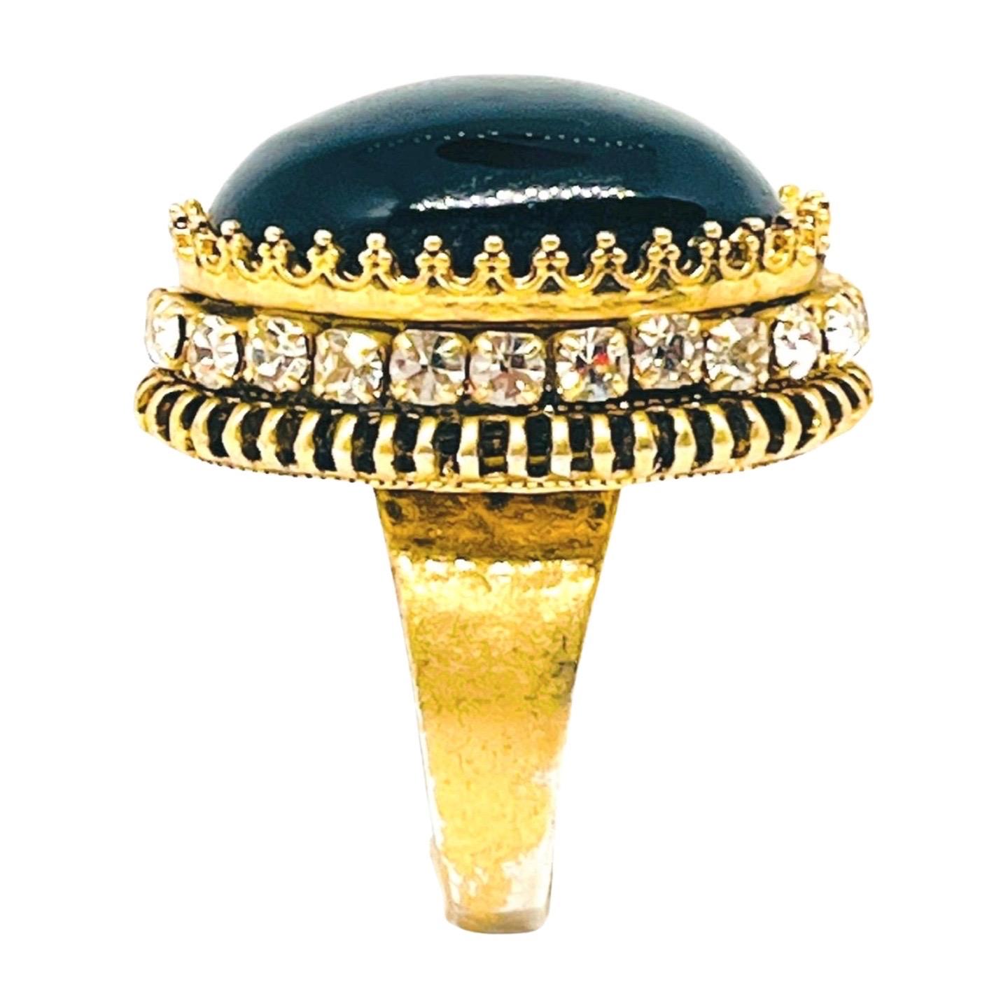 Bague de cocktail en laiton satiné doré avec cabochon de pierre noire, détail de sertissage en couronne royale exagérée, détails de style byzantin, halo de strass en cristal autrichien taillé en carré, taille 7

Feal se sent comme la royauté