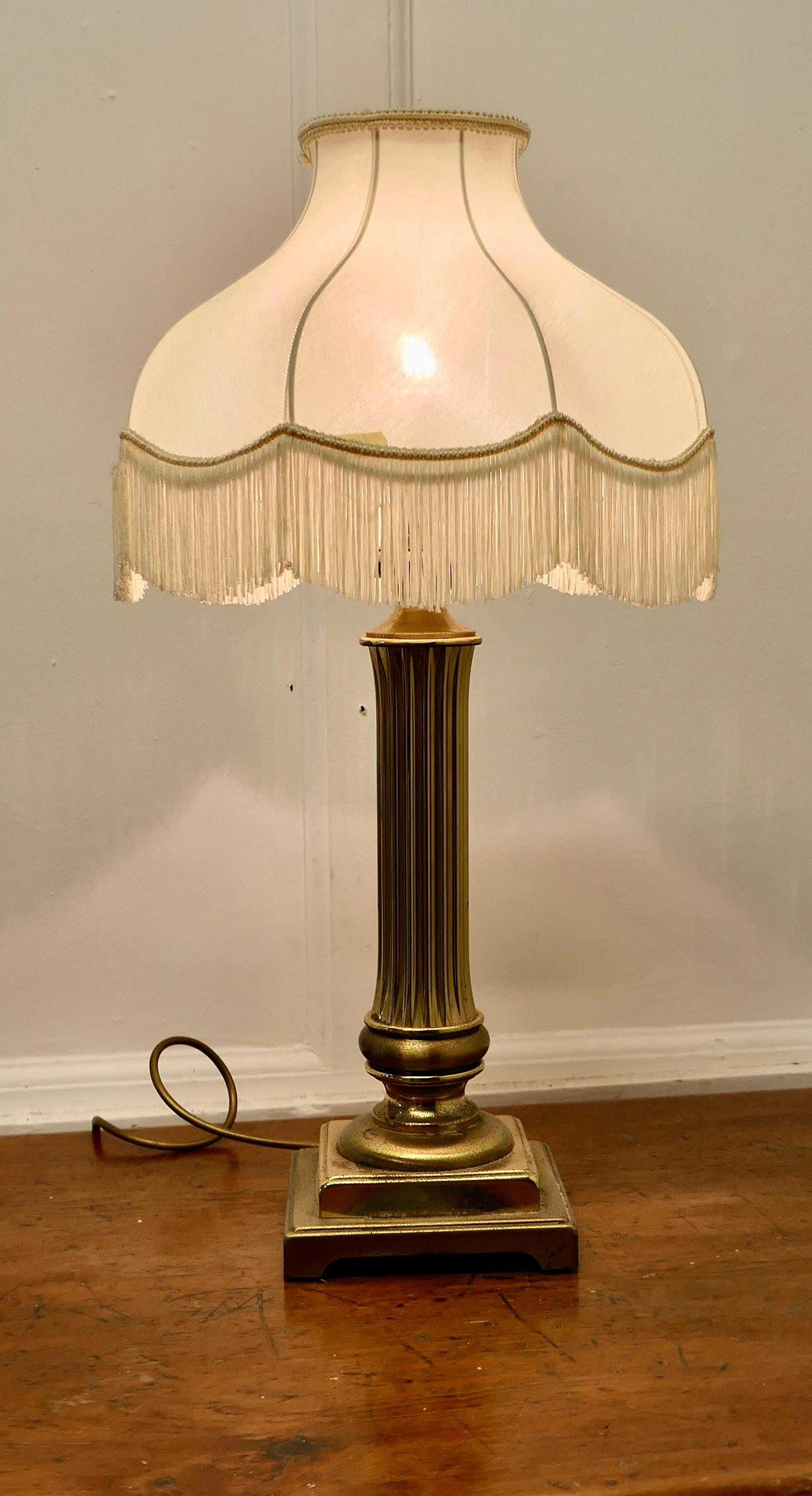 Art déco Lampe de table à colonne corinthienne en laiton avec abat-jour     en vente
