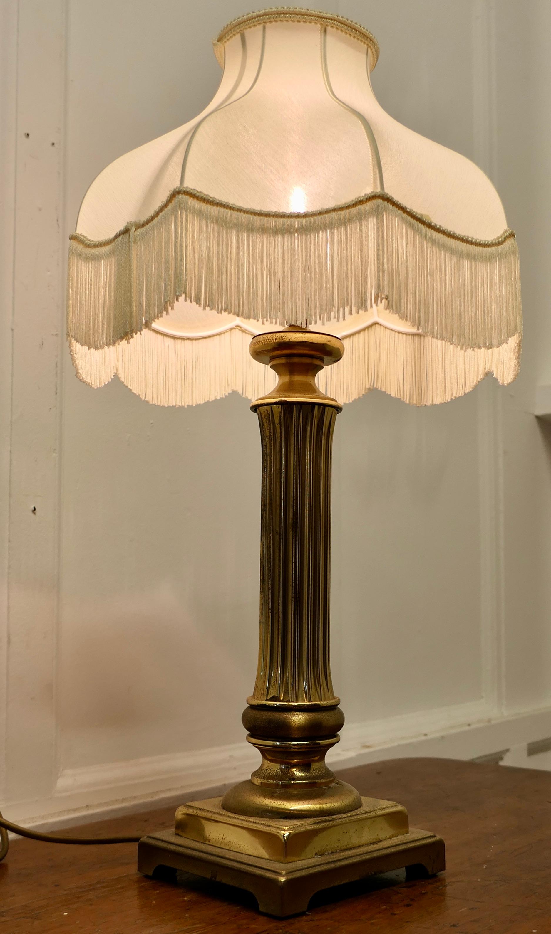Lampe de table à colonne corinthienne en laiton avec abat-jour     Bon état - En vente à Chillerton, Isle of Wight