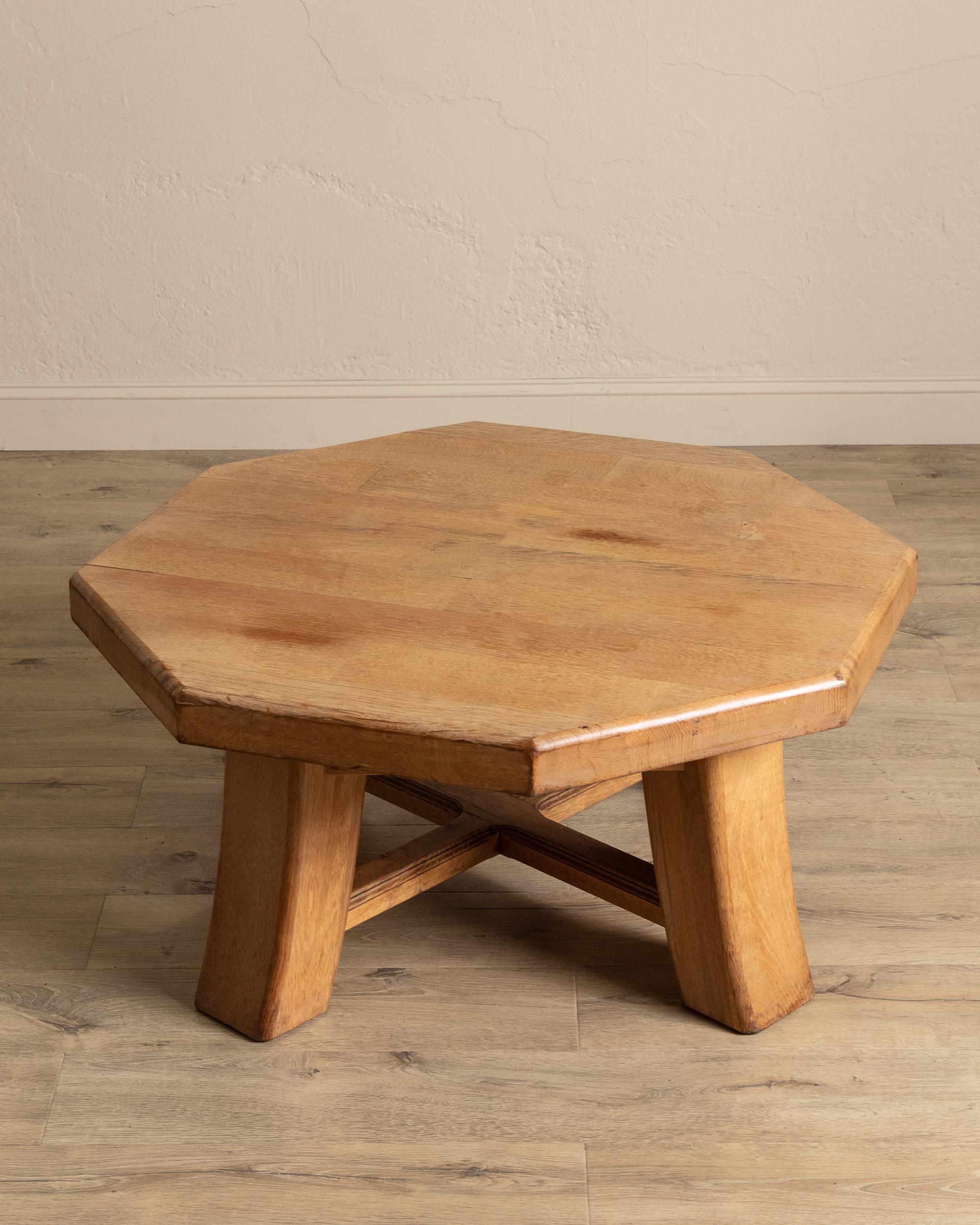Brutalistischer achteckiger Eichen-Couchtisch mit Plattenplatte, Frankreich, 1960er Jahre im Angebot 3
