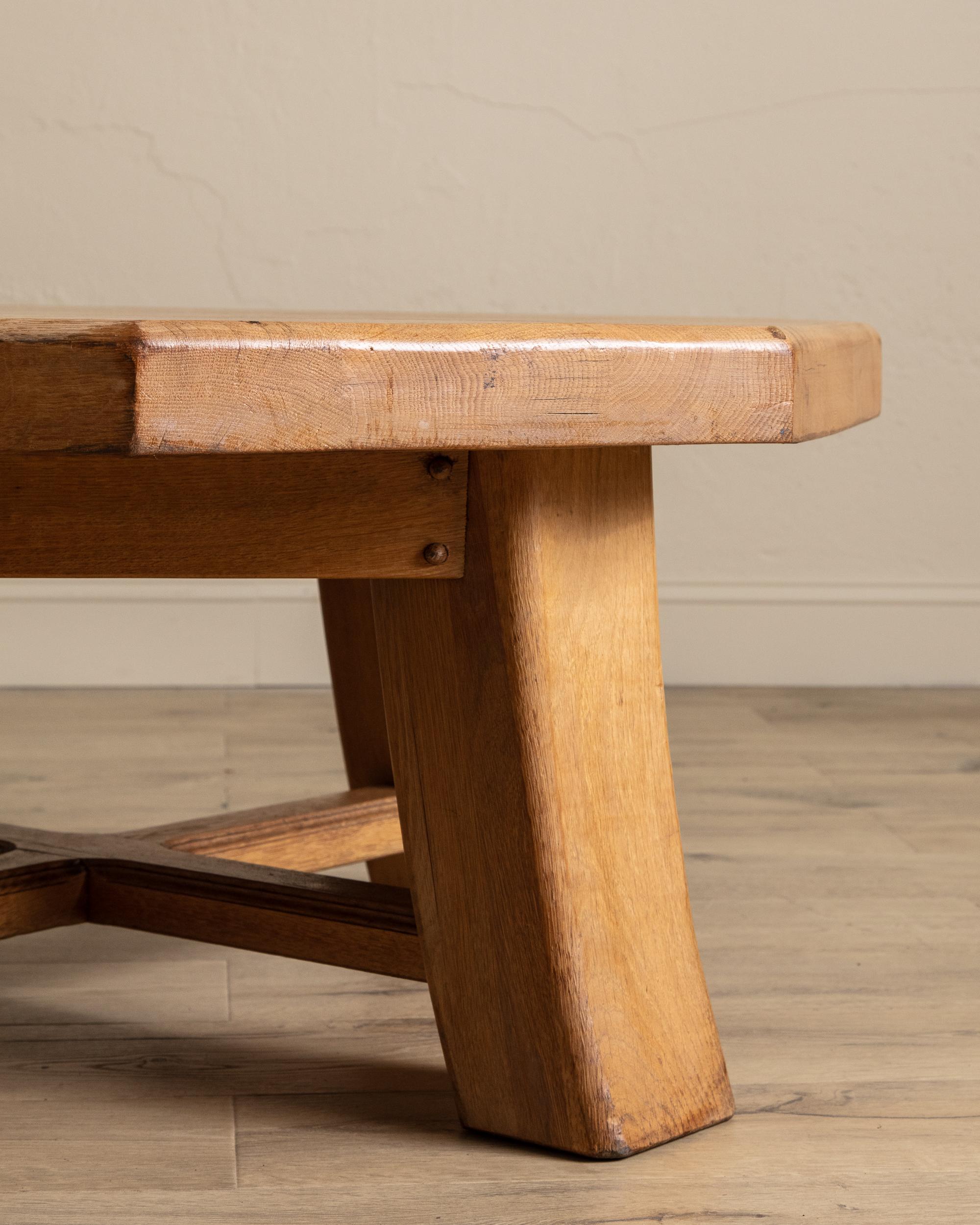Brutalistischer achteckiger Eichen-Couchtisch mit Plattenplatte, Frankreich, 1960er Jahre (Holz) im Angebot