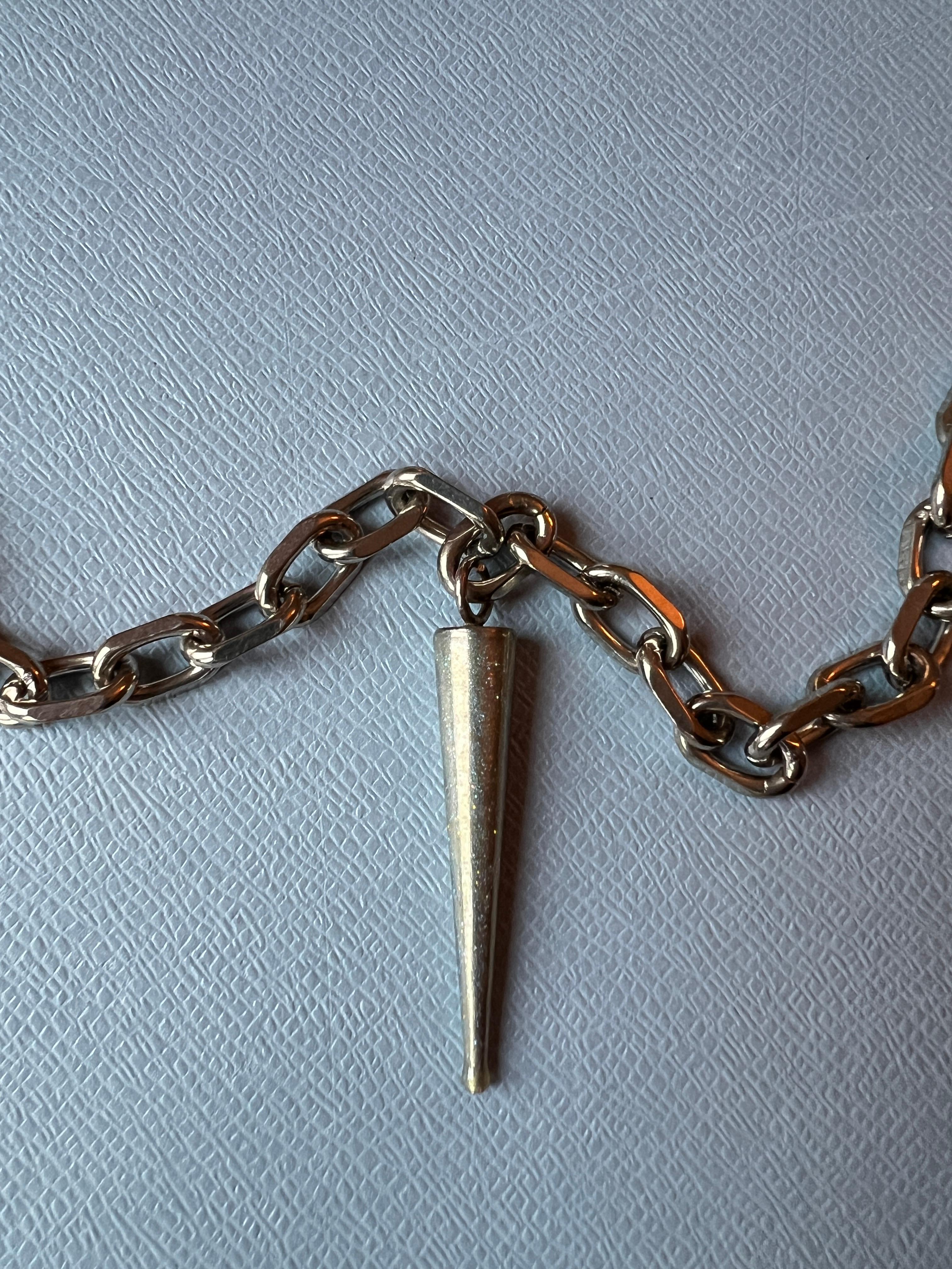 Collar de cadena con tachuelas Declaración Esmalte azul claro Paladio en Nuevo estado para la venta en Los Angeles, CA