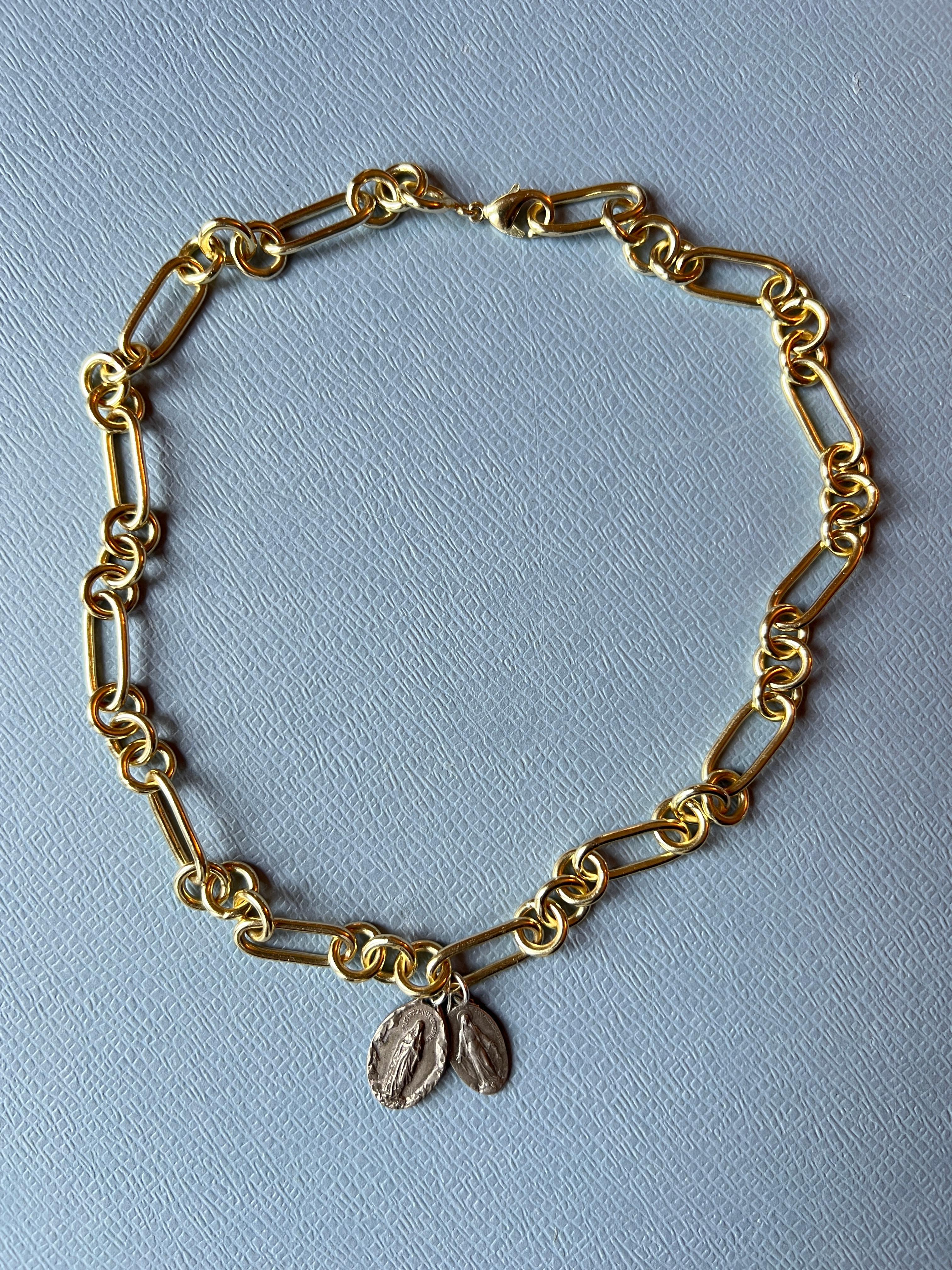 Chunky Choker Chain Necklace Medals Virgin Mary 

The chain is new add is 1.9 mm thick, the two medals are French vintage, possibly antique.

Designer J Dauphin

Lenght: 18