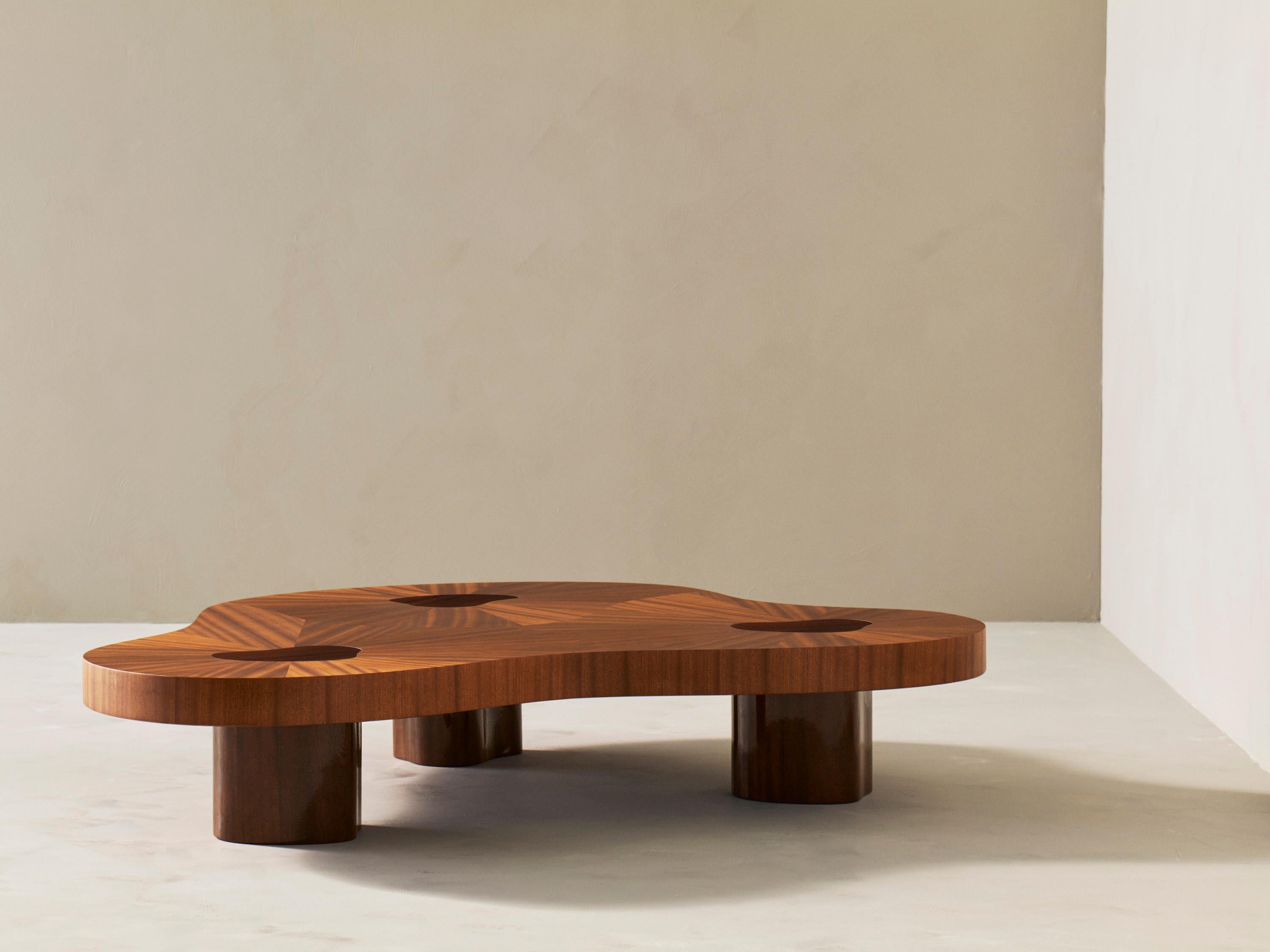 Table basse Chunky Cloud L by Veermakers
Dimensions : L 160 x P 140 x H 30 cm : L 160 x D 140 x H 30 cm. 
Matériaux : Marqueterie en placage épais d'acajou Classic avec vernis satiné / pieds en acajou riche Hi-gloss.

À propos de : Après des années