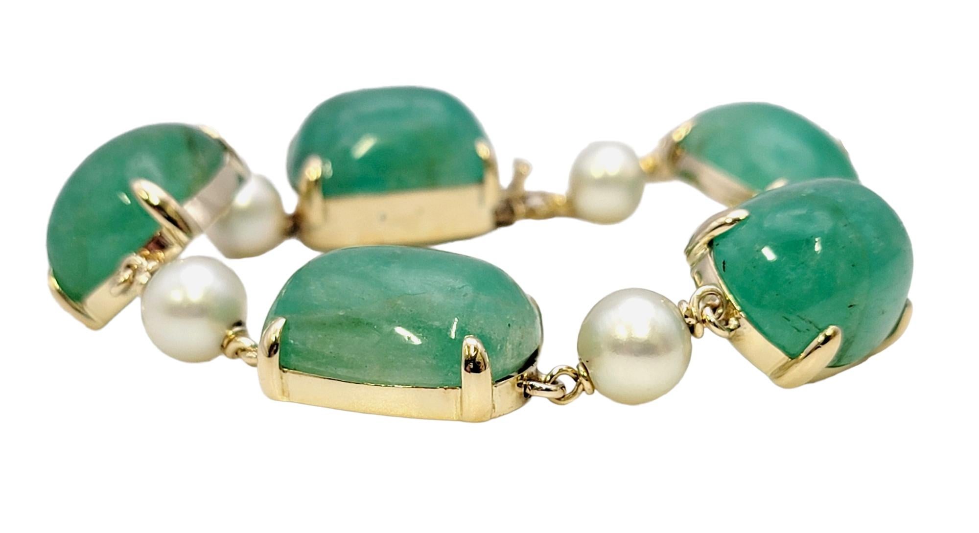 Taille émeraude Bracelet à maillons en or jaune 14 carats avec émeraudes épaisses en cabochon et perles de culture en vente