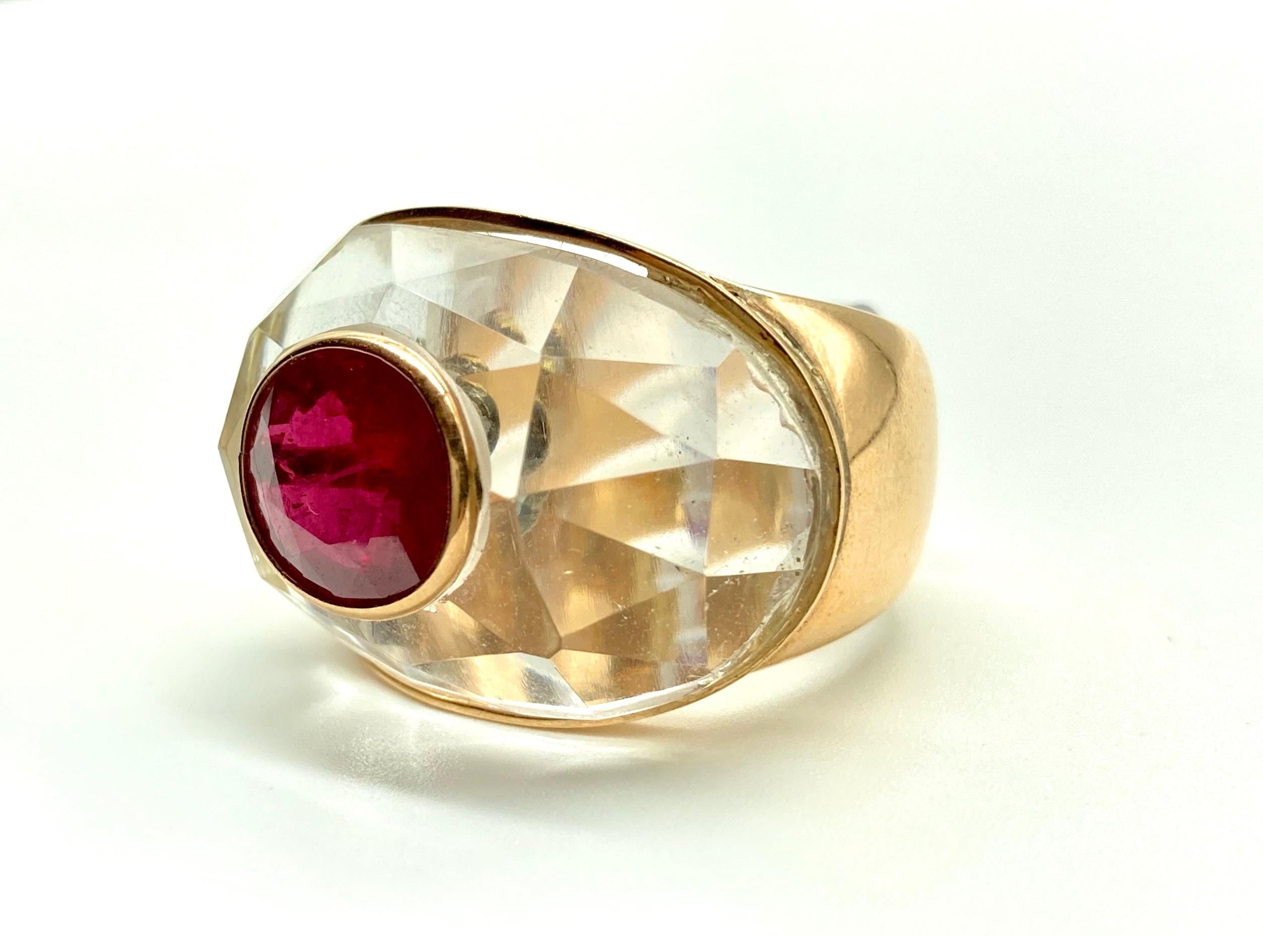 Anillo de oro amarillo con cristal de roca facetado y rubí de 4,82 quilates Corte mixto en venta