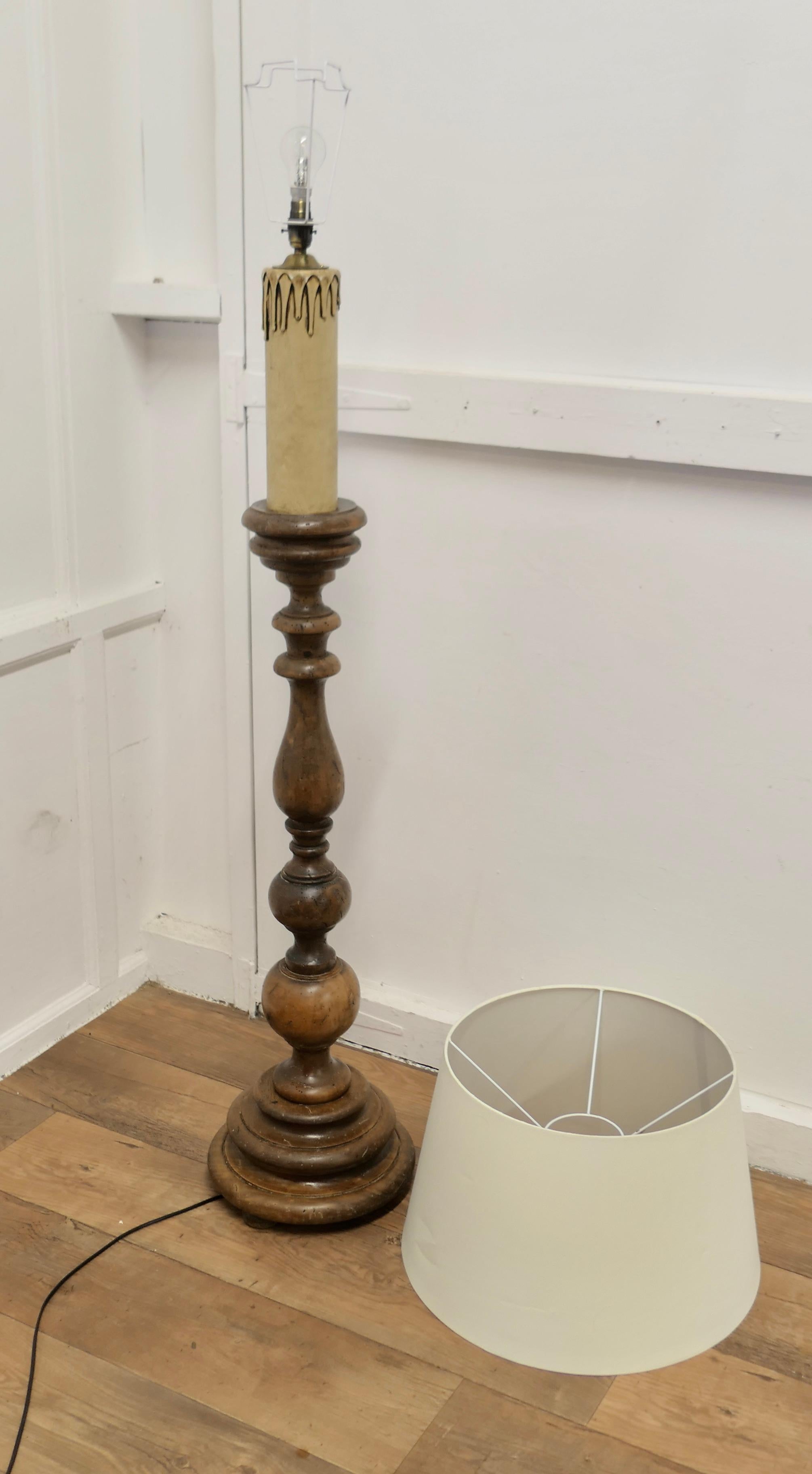 Chunky French Chestnut Standard Floor Lamp   This lamp is a good country piece  In Good Condition In Chillerton, Isle of Wight