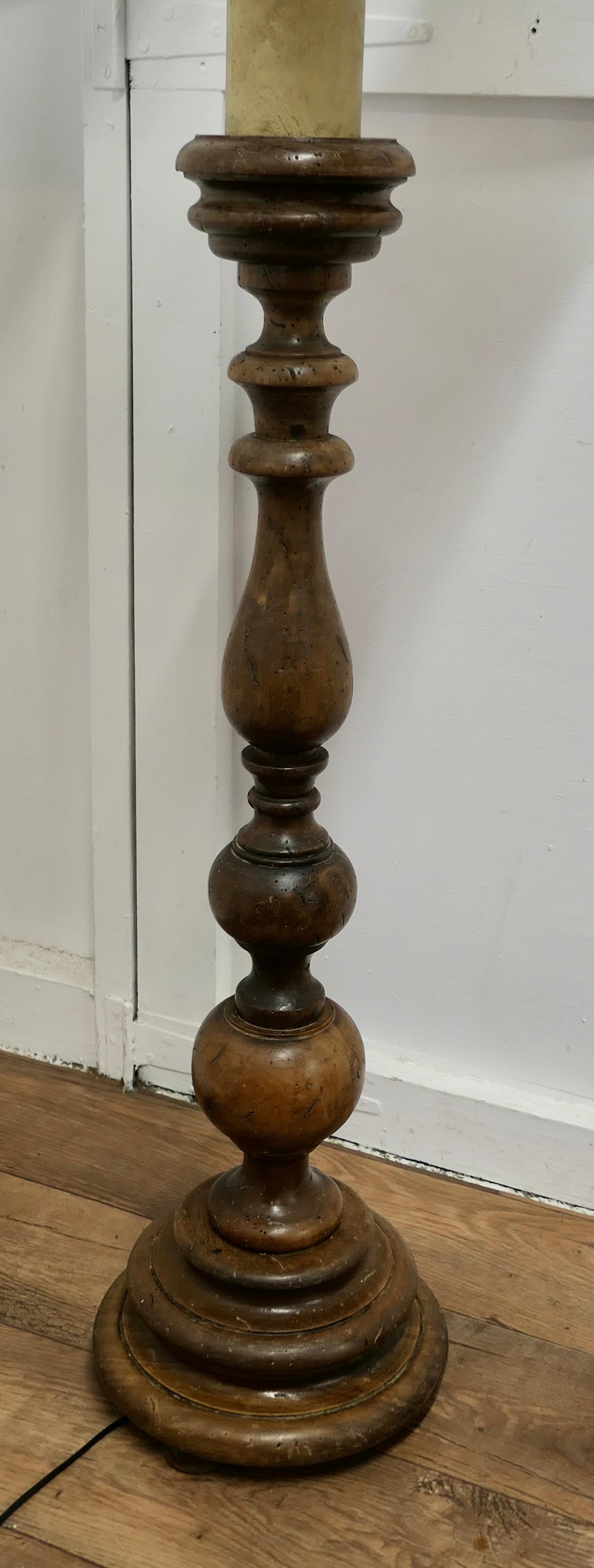 Early 20th Century Chunky French Chestnut Standard Floor Lamp   This lamp is a good country piece 