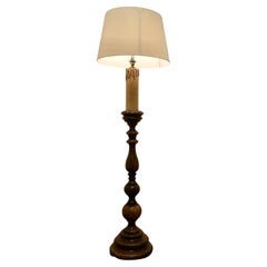 Lampadaire standard en châtaignier français épais   Cette lampe est une bonne pièce de campagne