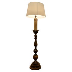 Lampadaire standard en châtaignier français épais   Cette lampe est une bonne pièce de campagne 