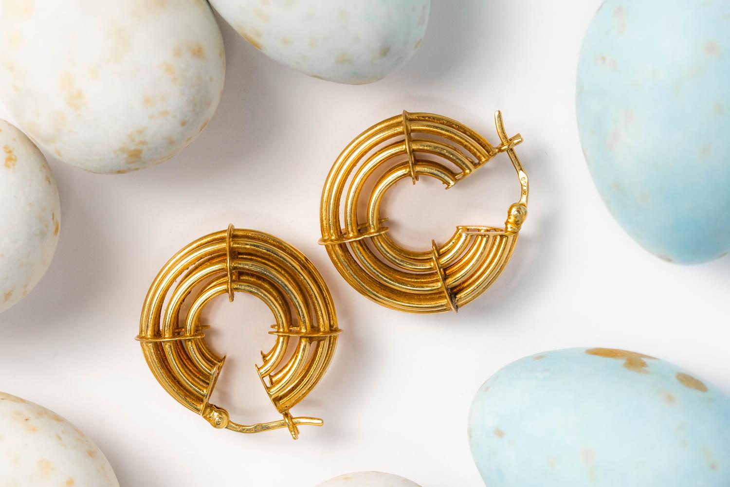 Elegante und stilvolle Ohrringe mit großem Ring. Diese goldenen Creolen haben ein einzigartiges geometrisches Profil und sind aus massivem 18 Karat Gold gefertigt. Diese Ohrringe sind ziemlich schwer und wiegen jeweils 3 Gramm.

Ein gewebtes
