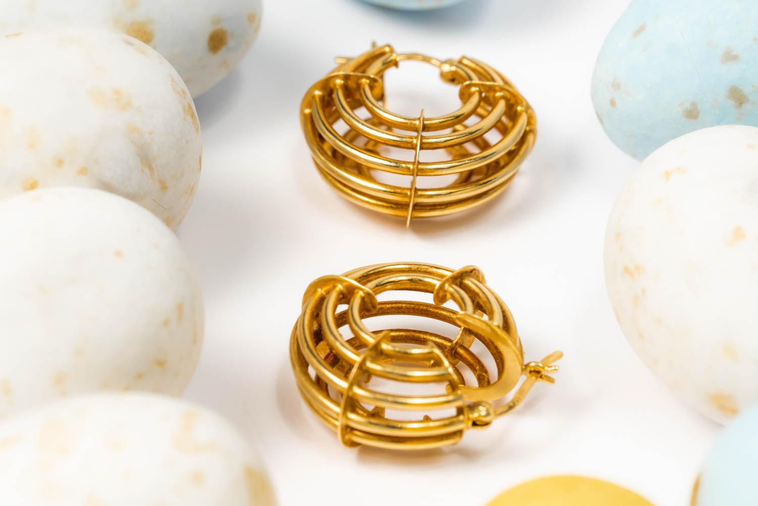 Statement Geometrische Creolen aus 18 Karat Gold, minimalistisch gewebte runde Creolen (Kunsthandwerker*in) im Angebot