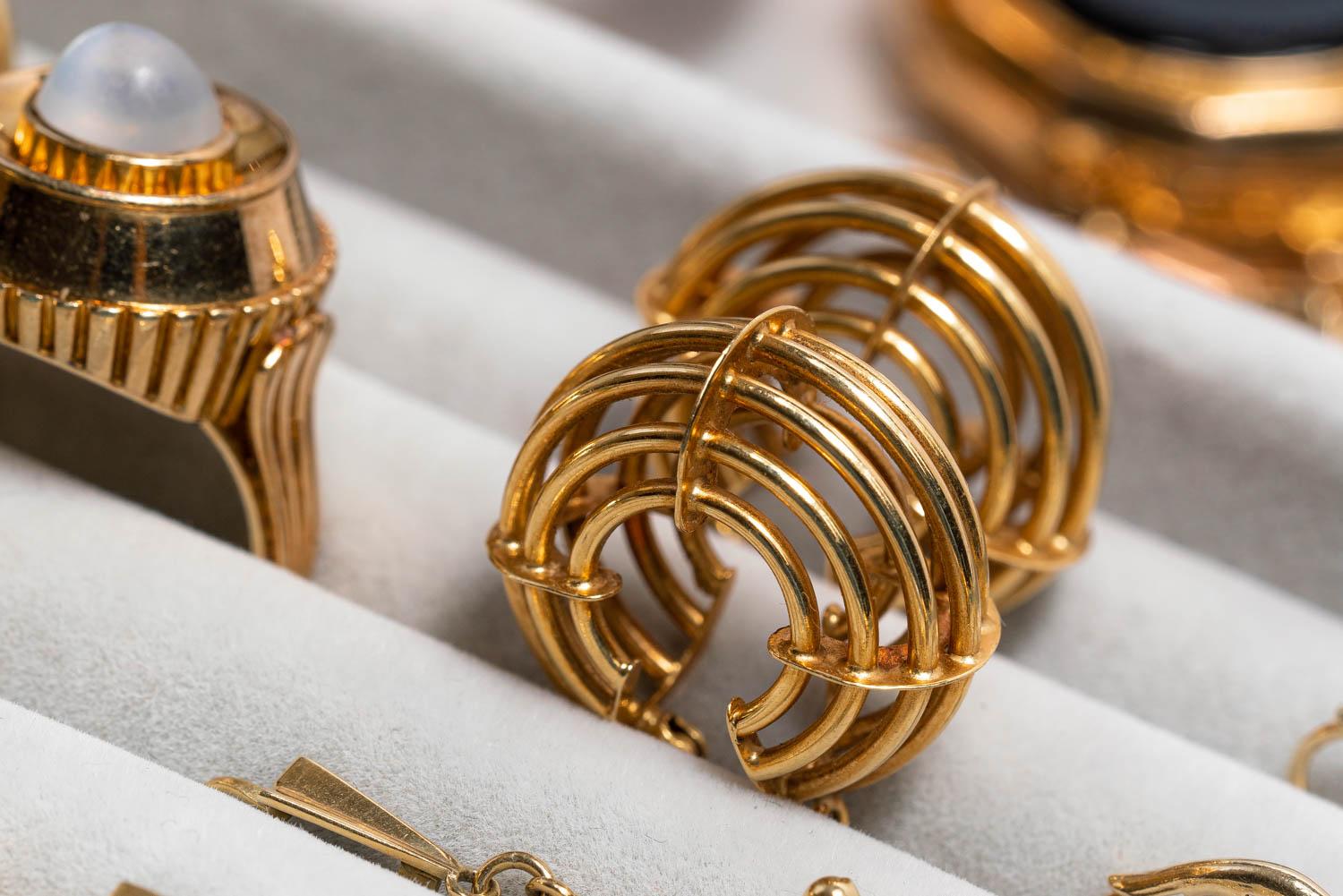 Statement Geometrische Creolen aus 18 Karat Gold, minimalistisch gewebte runde Creolen im Angebot 1