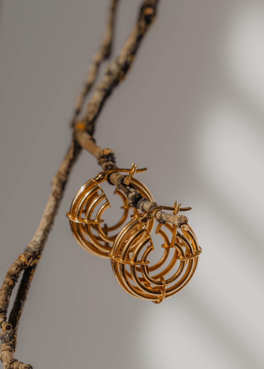 Statement Geometrische Creolen aus 18 Karat Gold, minimalistisch gewebte runde Creolen im Angebot 4
