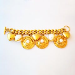Bracciale charme in oro con motivo di perle e cuori di Escada, anni '80