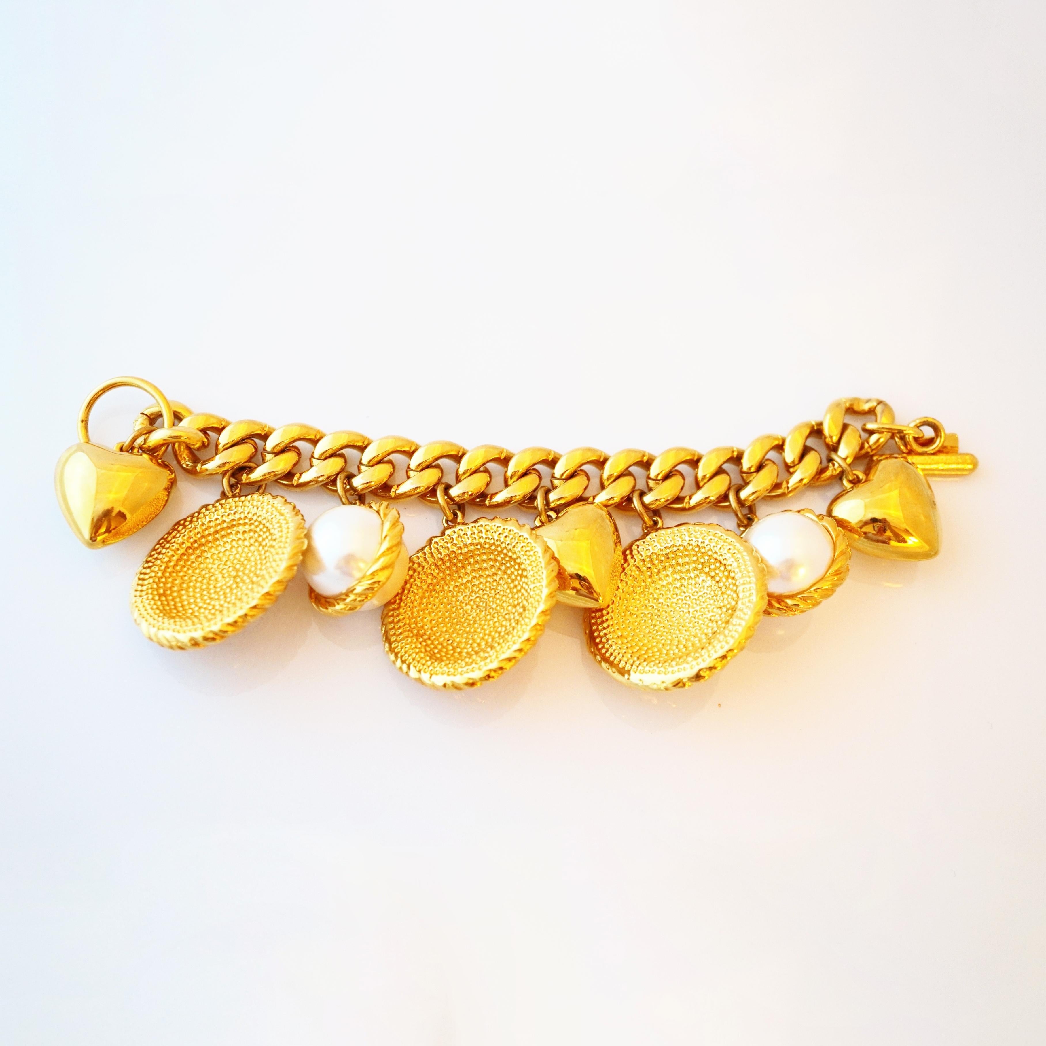 Chunky Gold Toggle Charm-Armband mit Perlen- und Herzmotiv von Escada, 1980er Jahre (Moderne) im Angebot