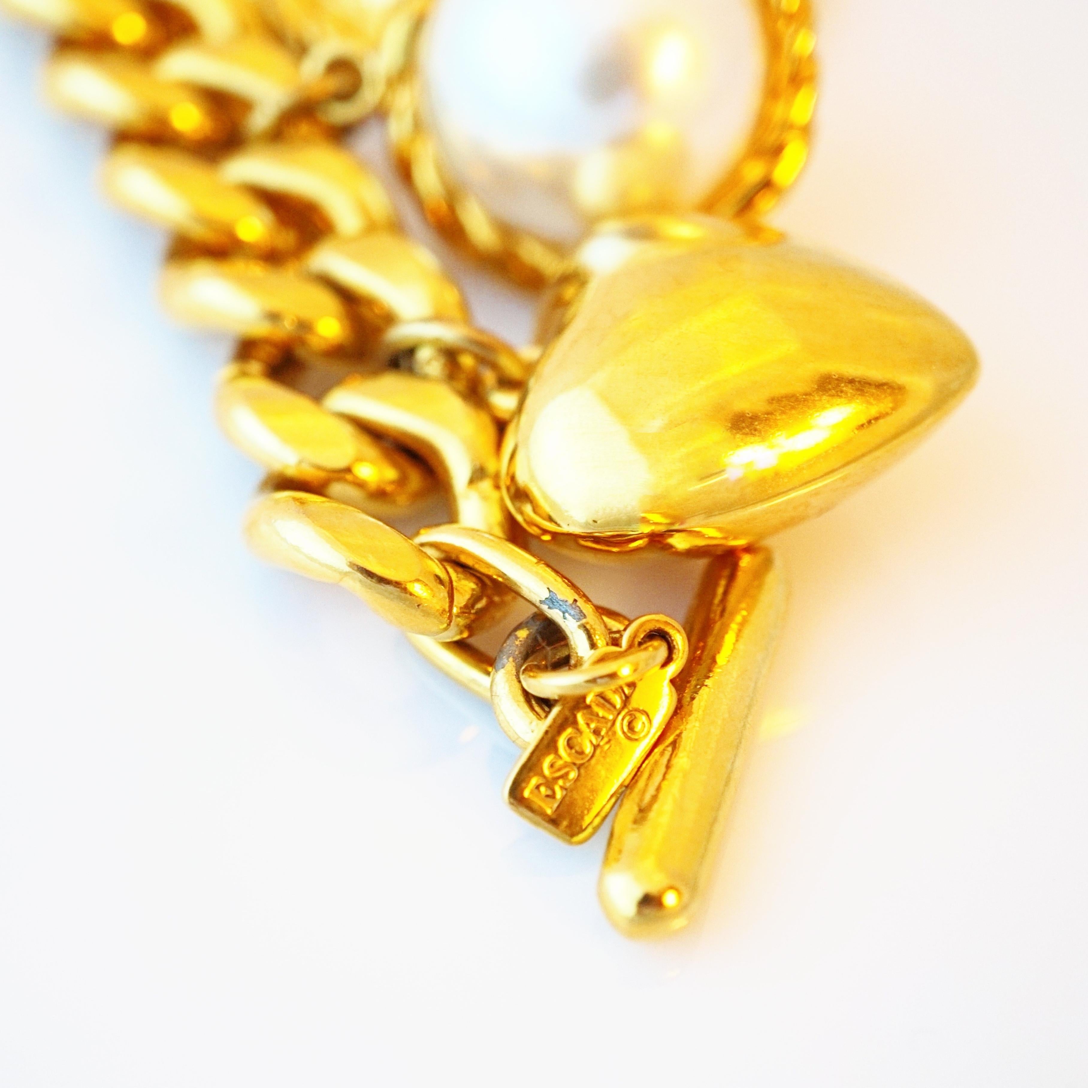 Chunky Gold Toggle Charm-Armband mit Perlen- und Herzmotiv von Escada, 1980er Jahre im Zustand „Gut“ im Angebot in McKinney, TX