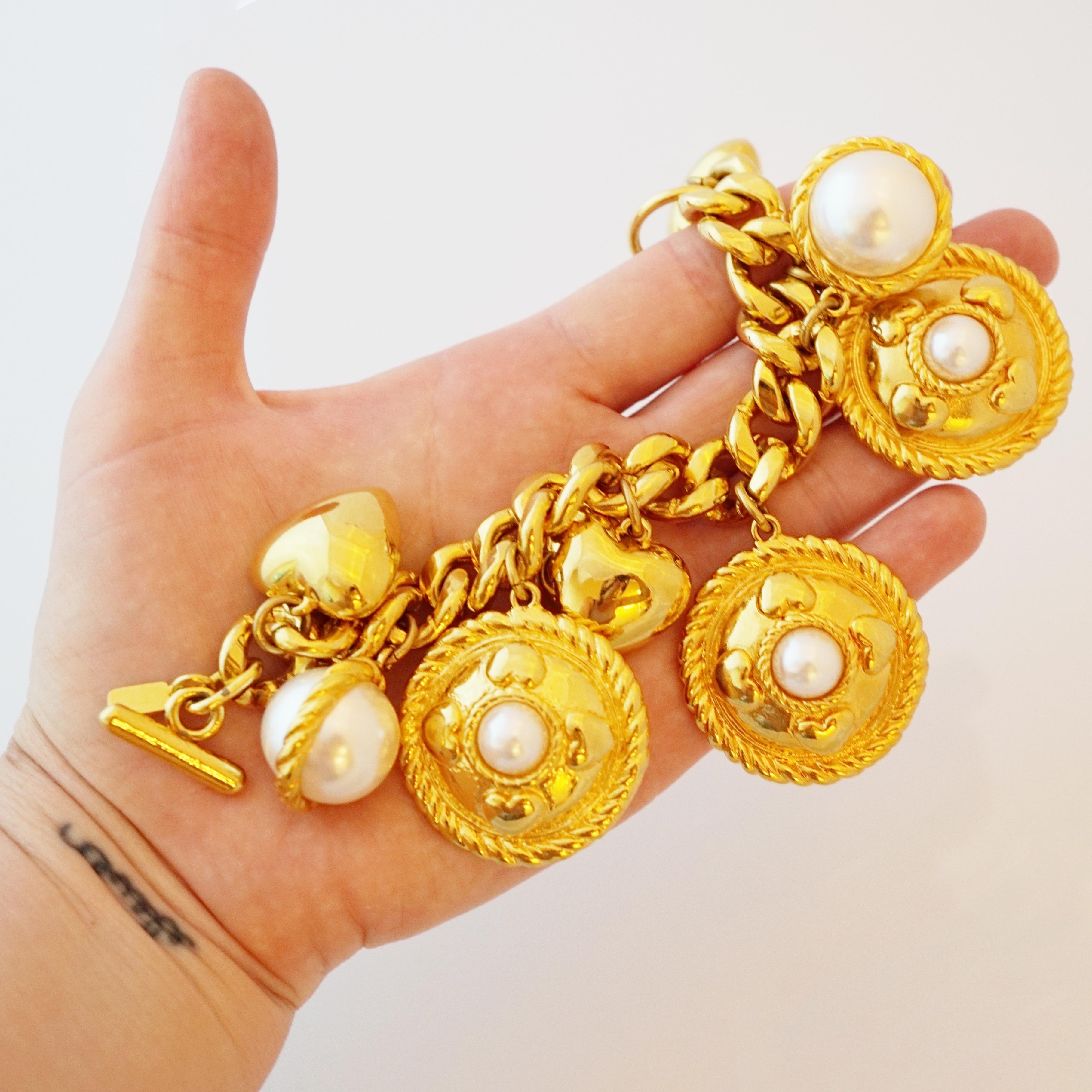 Chunky Gold Toggle Charm-Armband mit Perlen- und Herzmotiv von Escada, 1980er Jahre Damen im Angebot