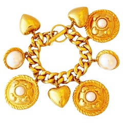 Escada, bracelet à breloques en or épais avec motif de perles et de cœurs, années 1980