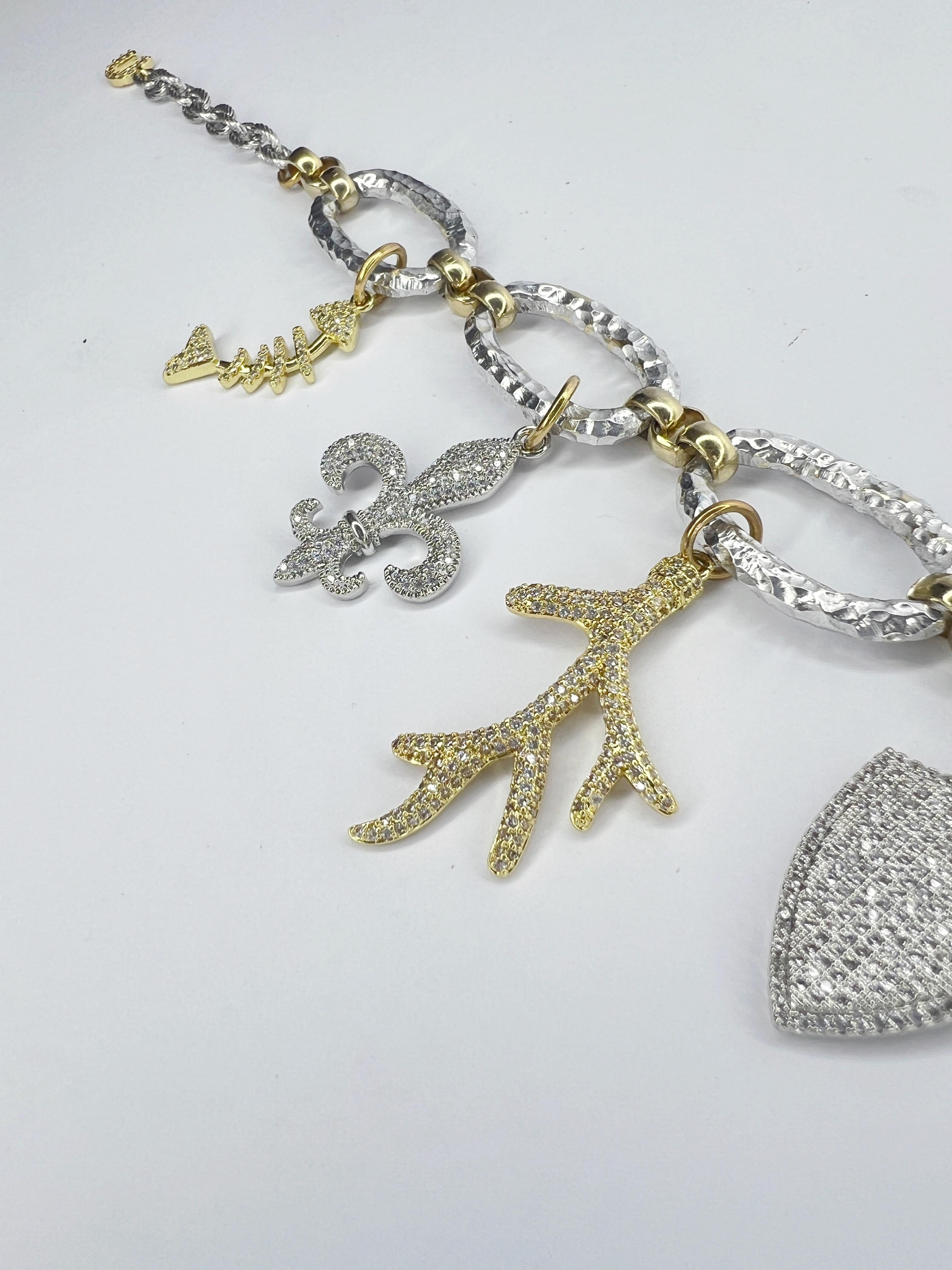 Artiste bracelet à breloques en or massif en vente