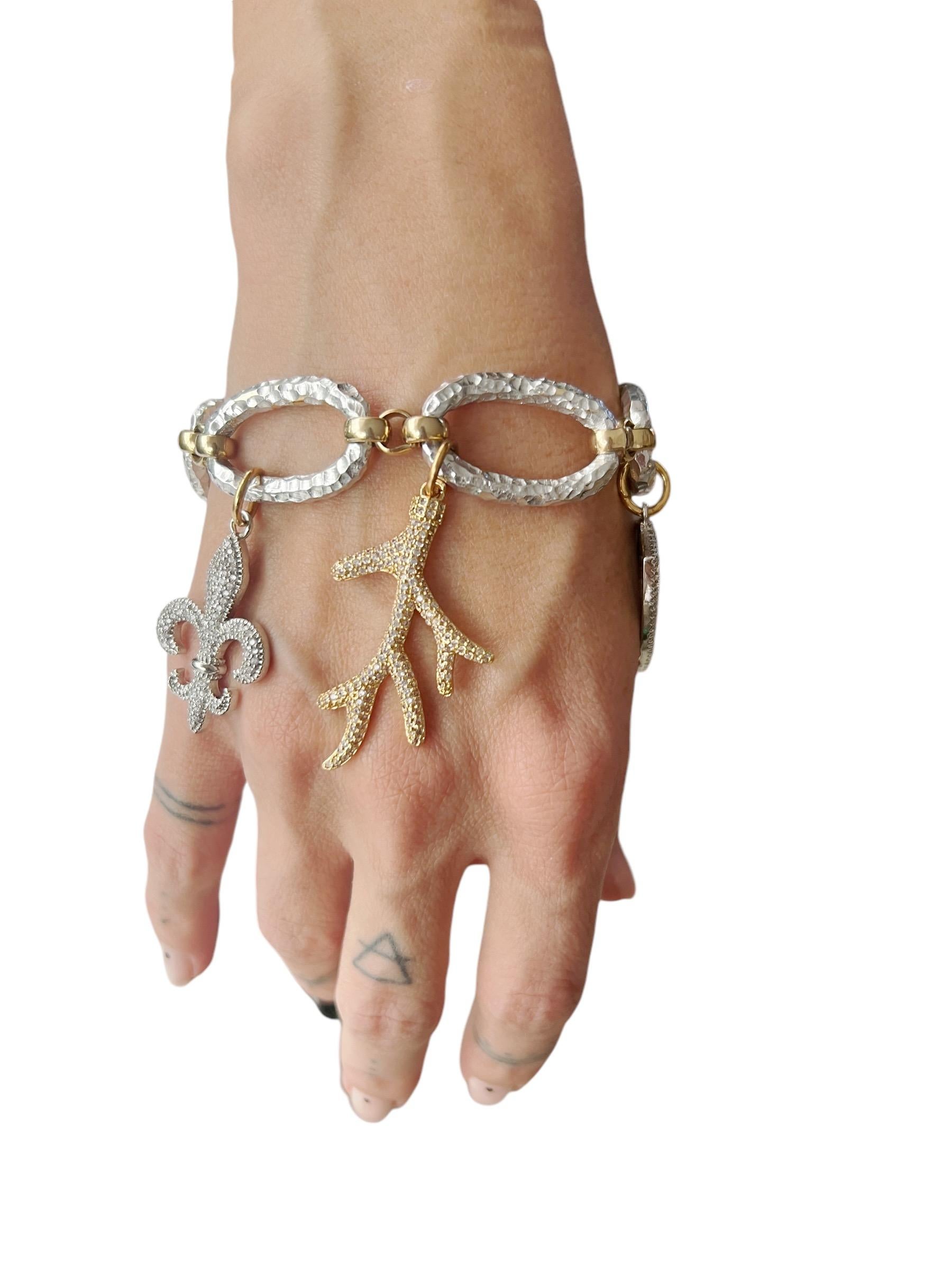 Taille brillant bracelet à breloques en or massif en vente