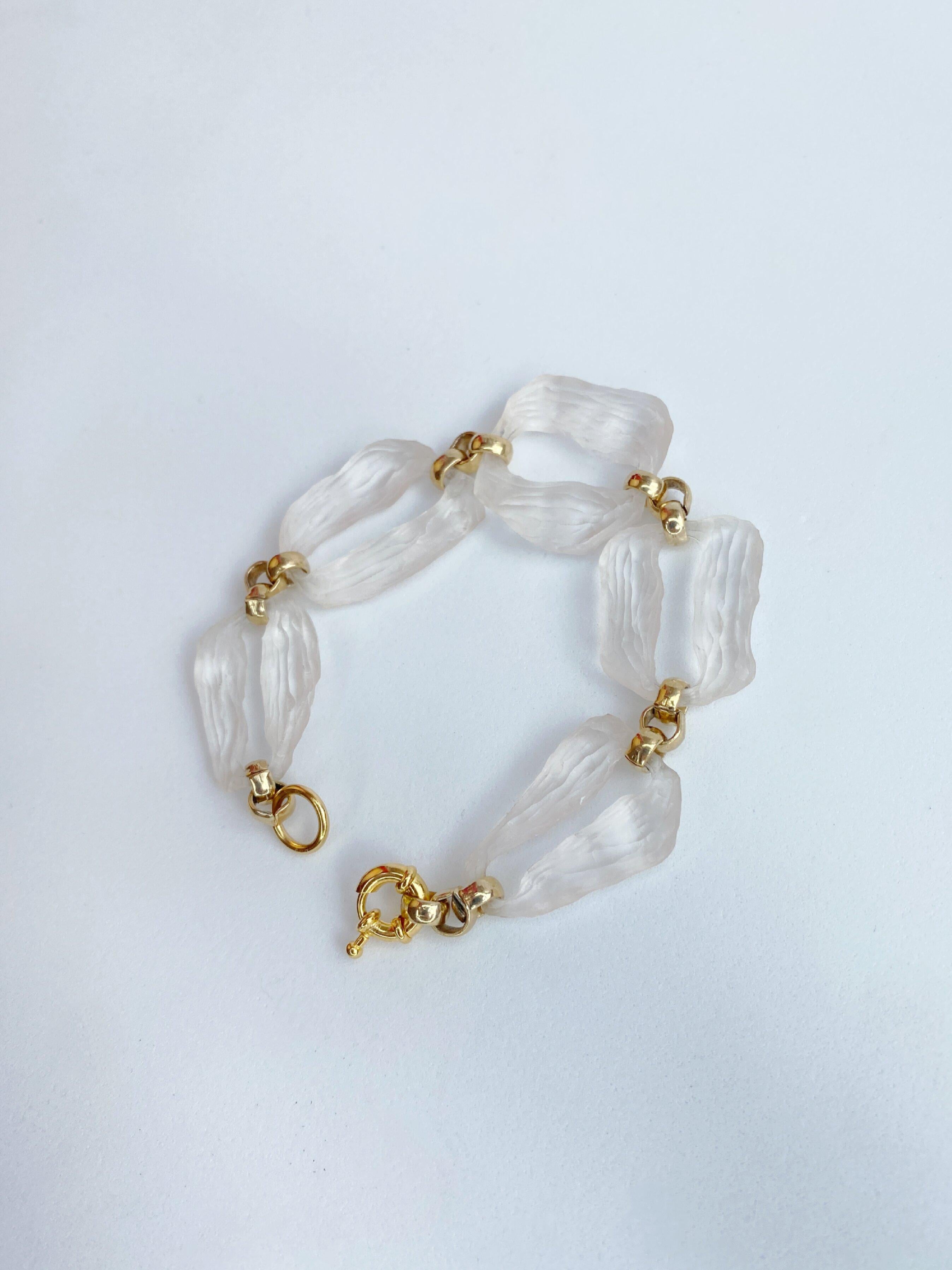 Chunky hand carved Lucite and gold bracelet In New Condition For Sale In BOGOTÁ, CO