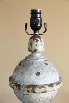 Lampada da tavolo in ferro massiccio dallo stile industriale essenziale