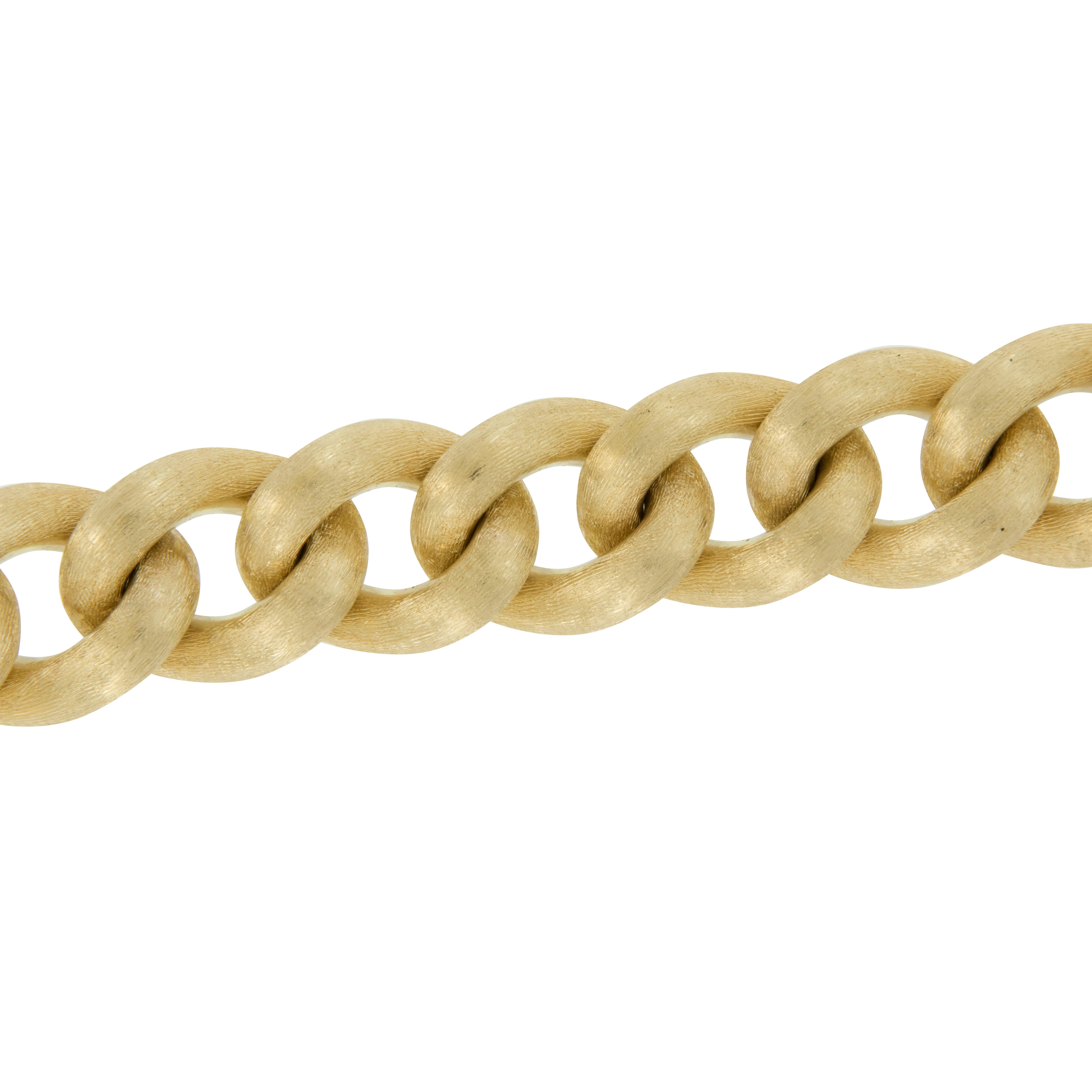 Made in Italy by expert craftsmen, this 18 karat yellow gold curb bracelet with Florentine finish is a delight for the eye! For generations, a specialist engraving technique has been passed down from one master craftsperson to the next. Its beauty