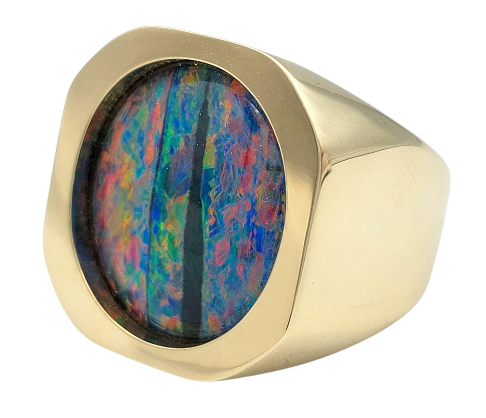 Ringgröße: 11

Dieser kühne und faszinierende Ring besticht durch einen schwarzen Opal im Ovalschliff von 6,50 Karat, der mit brillanten Farbschattierungen tanzt. Das mehrfarbige Spiel des Opals verleiht ihm Tiefe und Faszination und bildet mit der