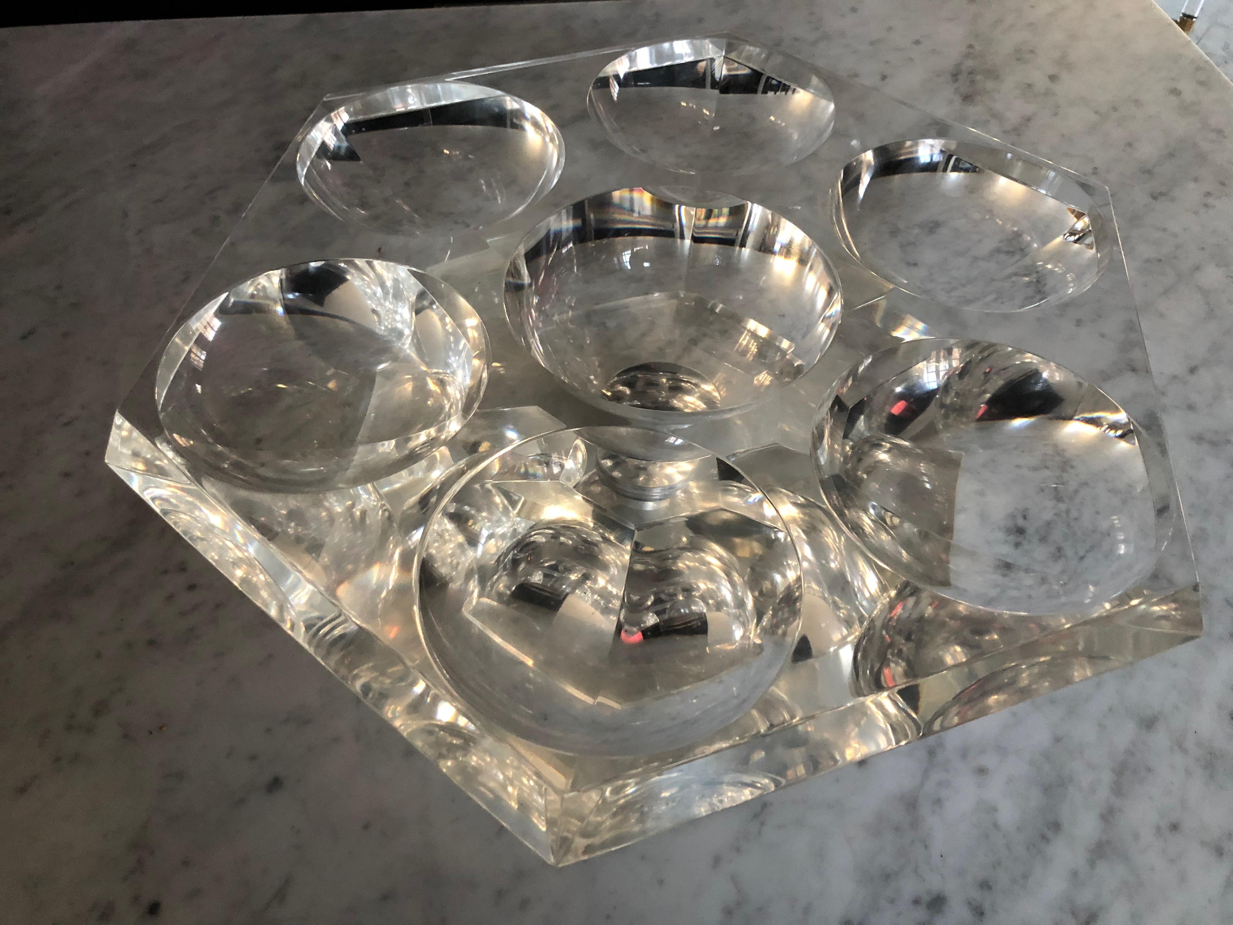 Klobige Mitte des Jahrhunderts Modern Lucite Lazy Susan Mittelstück im Zustand „Hervorragend“ in Hopewell, NJ