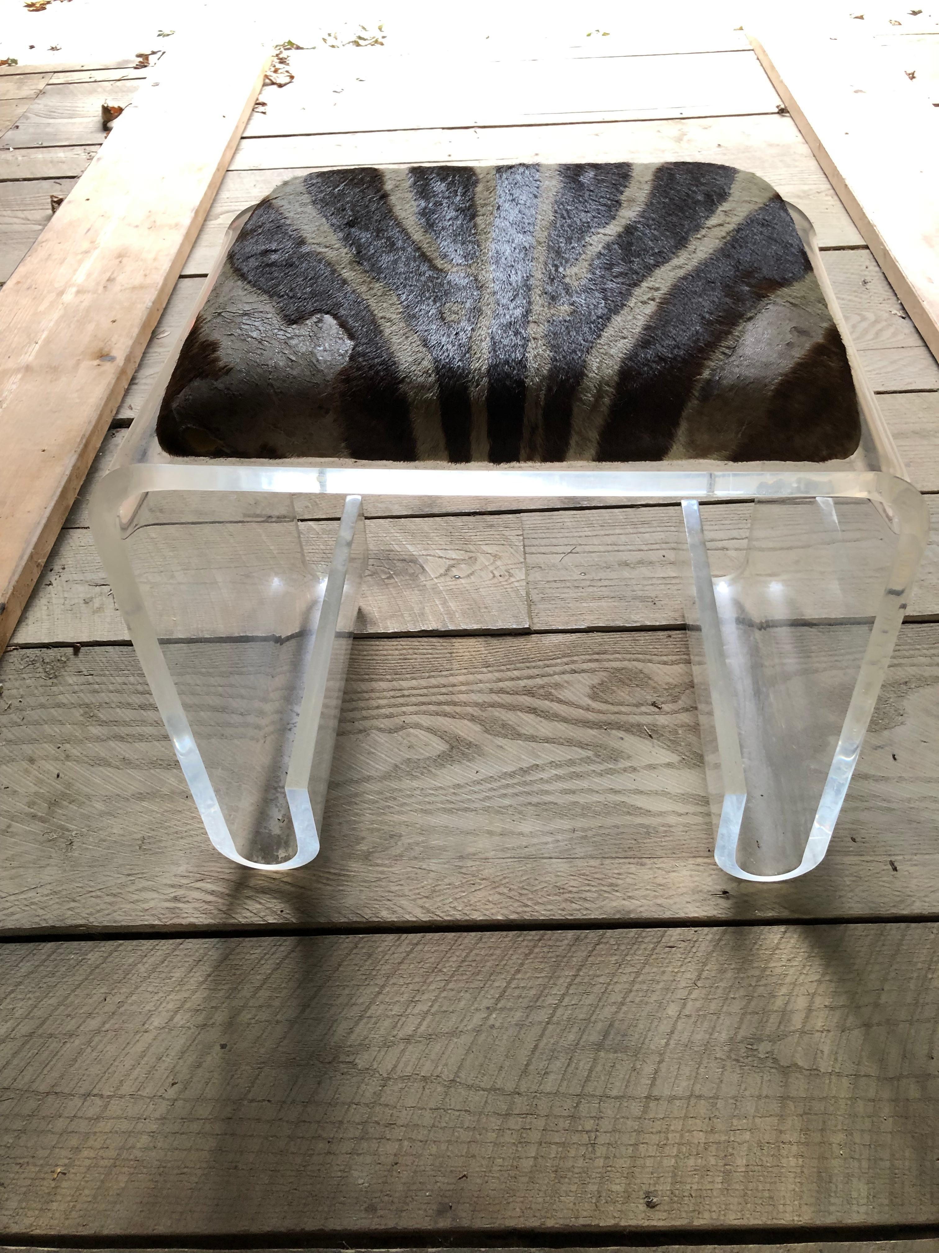 Chunky Mid Century Modern Lucite Waterfall Style Ottoman Bench In Good Condition For Sale In Hopewell, NJ