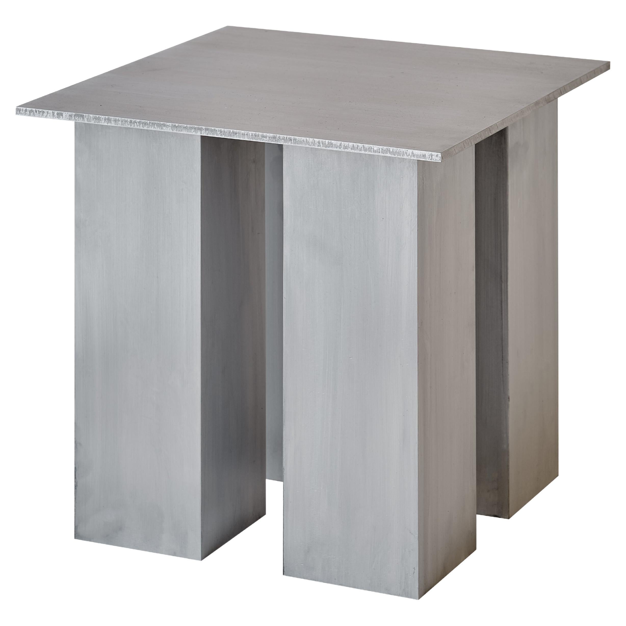 Mesa auxiliar Chunky Miter de aluminio by Mock Studio