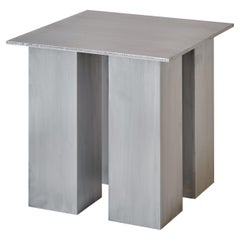 Mesa auxiliar Chunky Miter de aluminio by Mock Studio