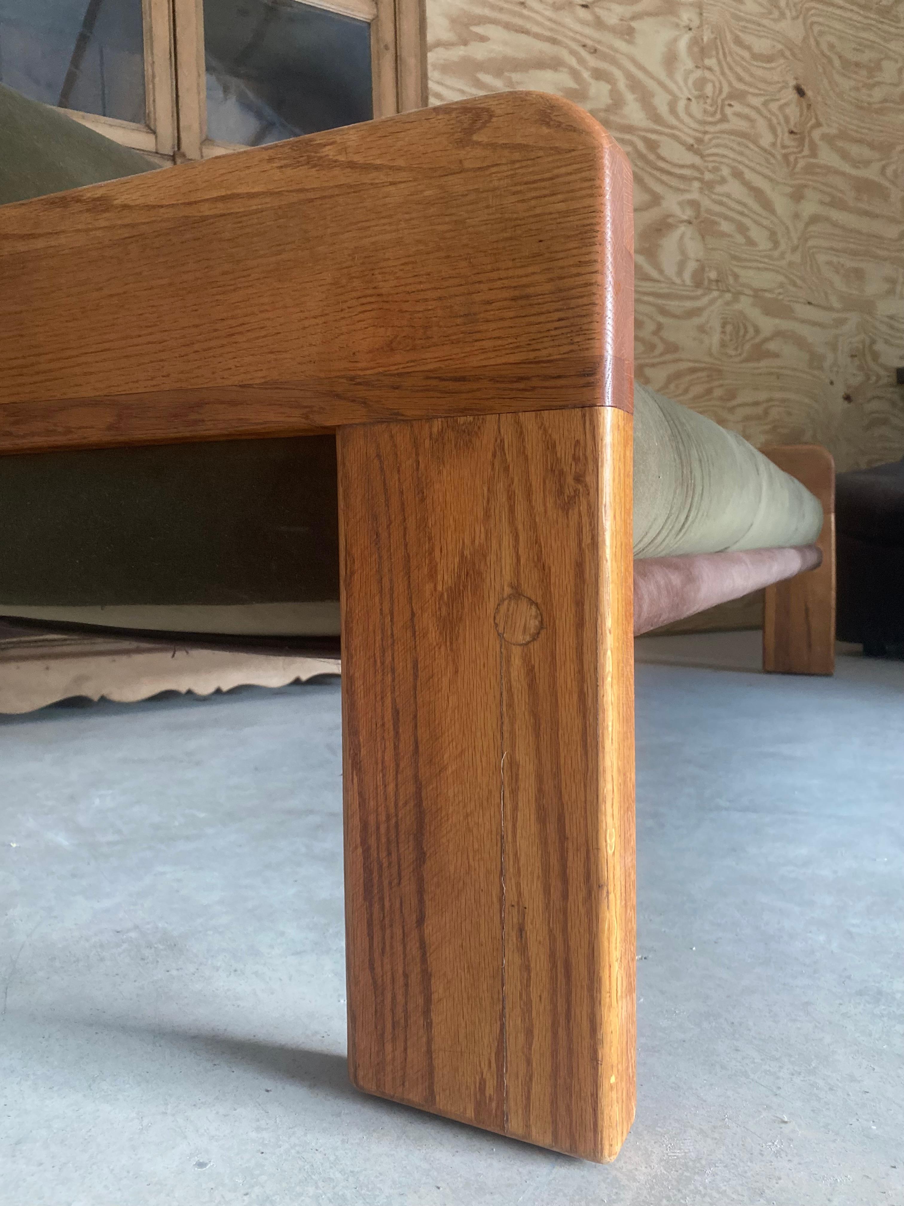 Divano a fionda Chunky Oak di Martin Rudick con rivestimento in velluto New Velvet in vendita 3
