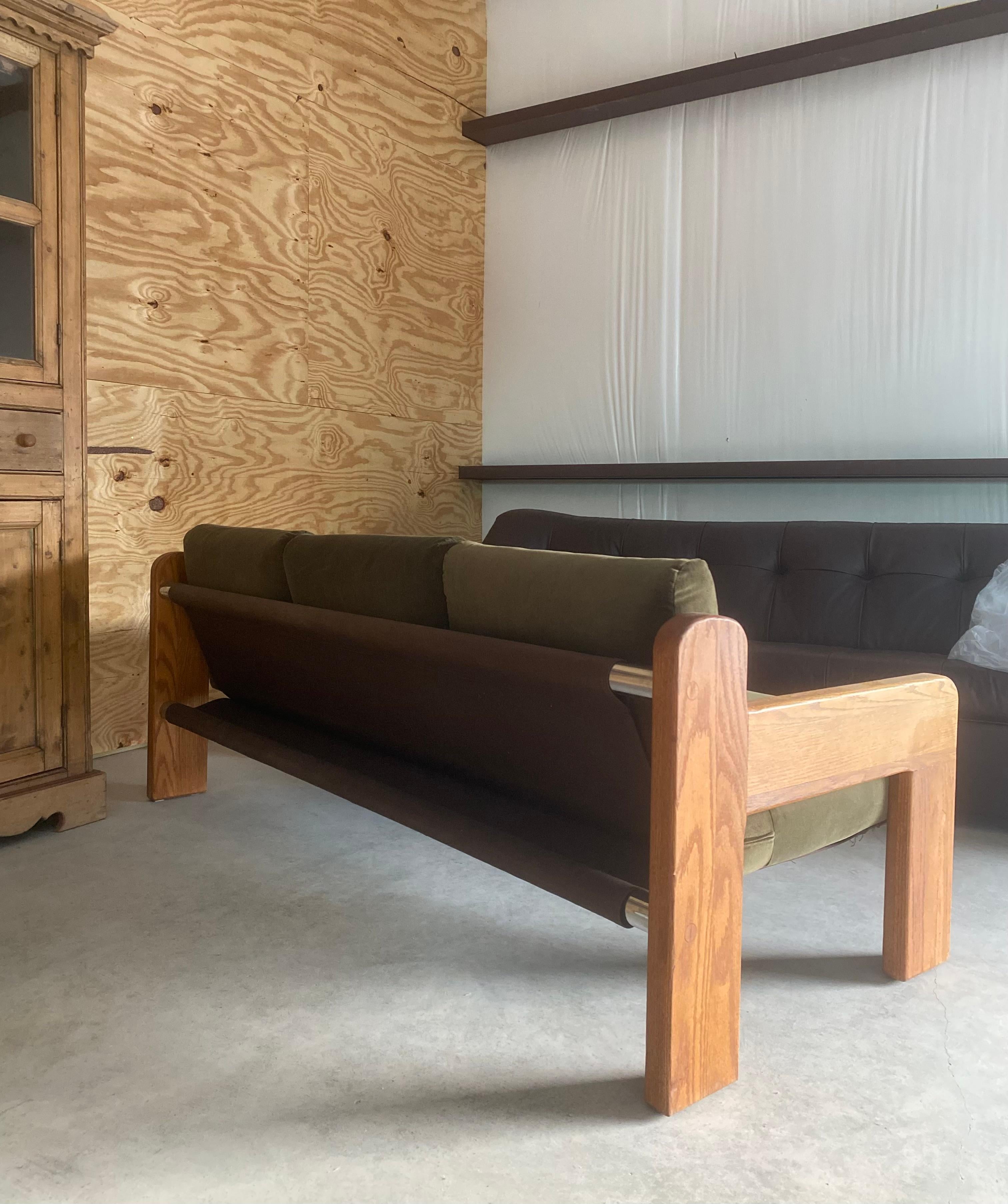 Divano a fionda Chunky Oak di Martin Rudick con rivestimento in velluto New Velvet in vendita 6