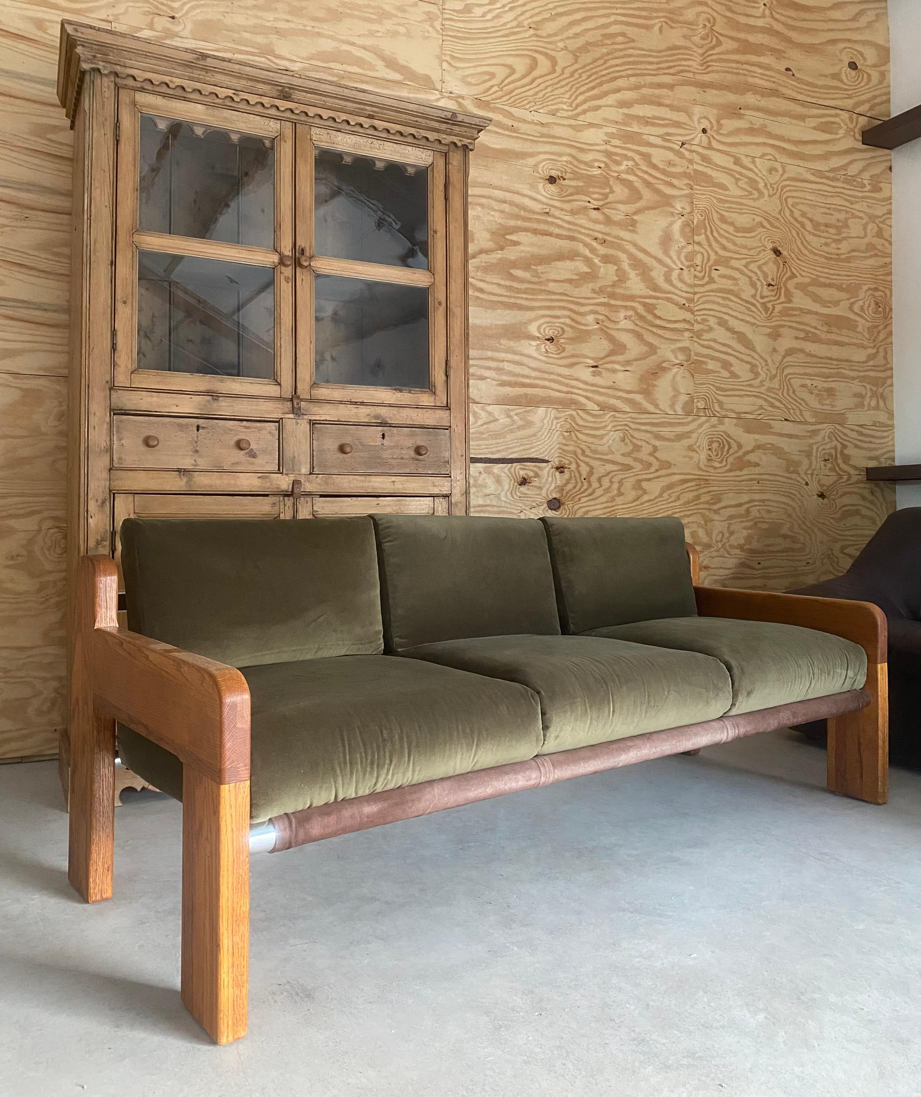Bohémien Divano a fionda Chunky Oak di Martin Rudick con rivestimento in velluto New Velvet in vendita