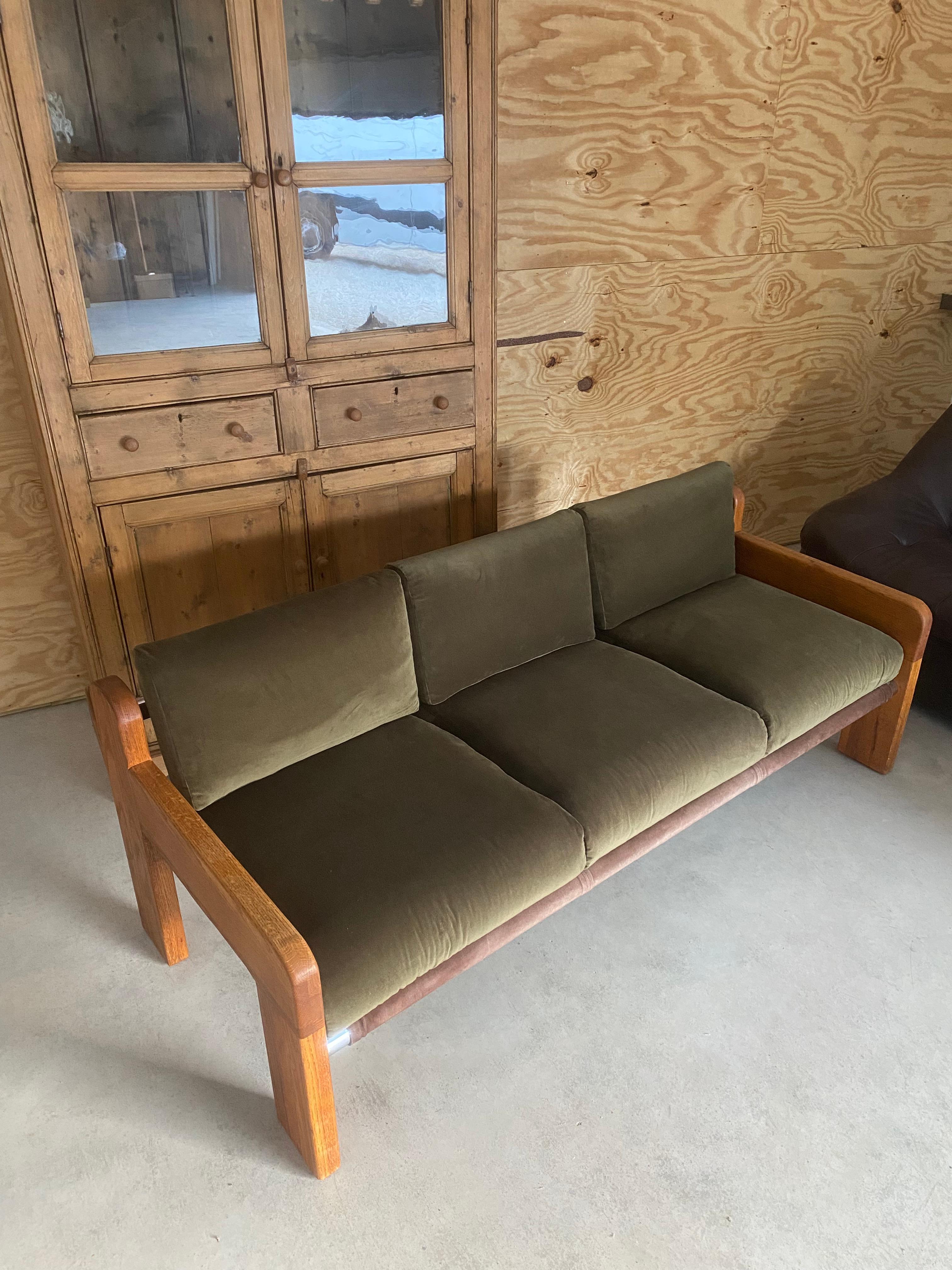 Americano Divano a fionda Chunky Oak di Martin Rudick con rivestimento in velluto New Velvet in vendita
