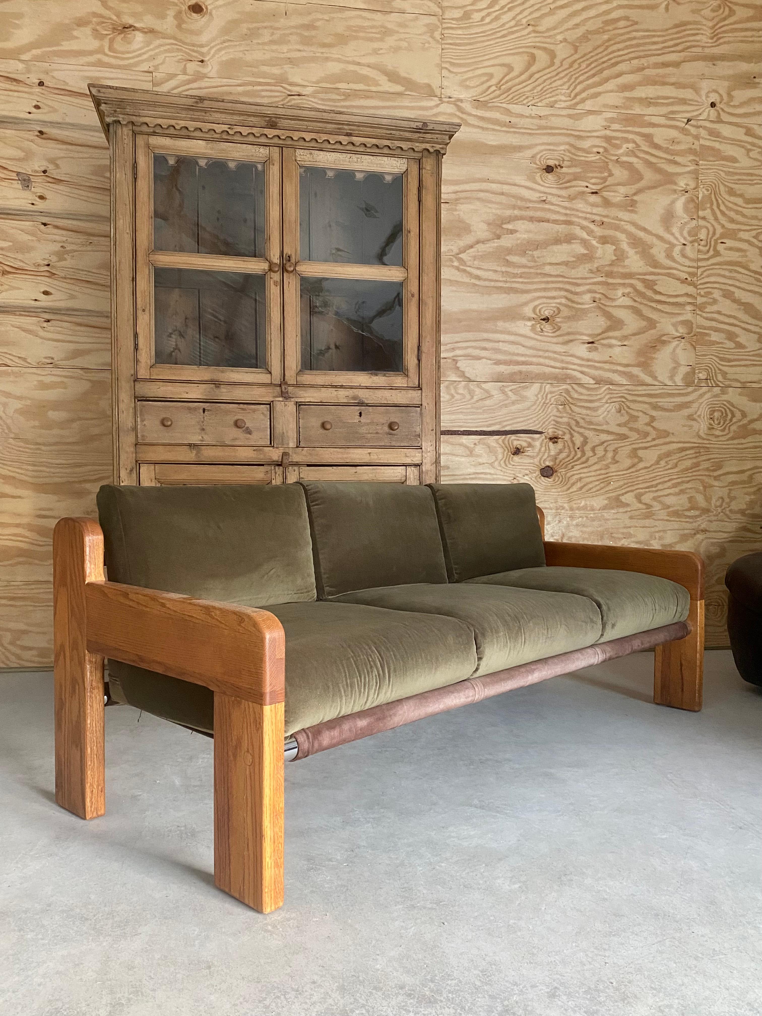 Intagliato Divano a fionda Chunky Oak di Martin Rudick con rivestimento in velluto New Velvet in vendita