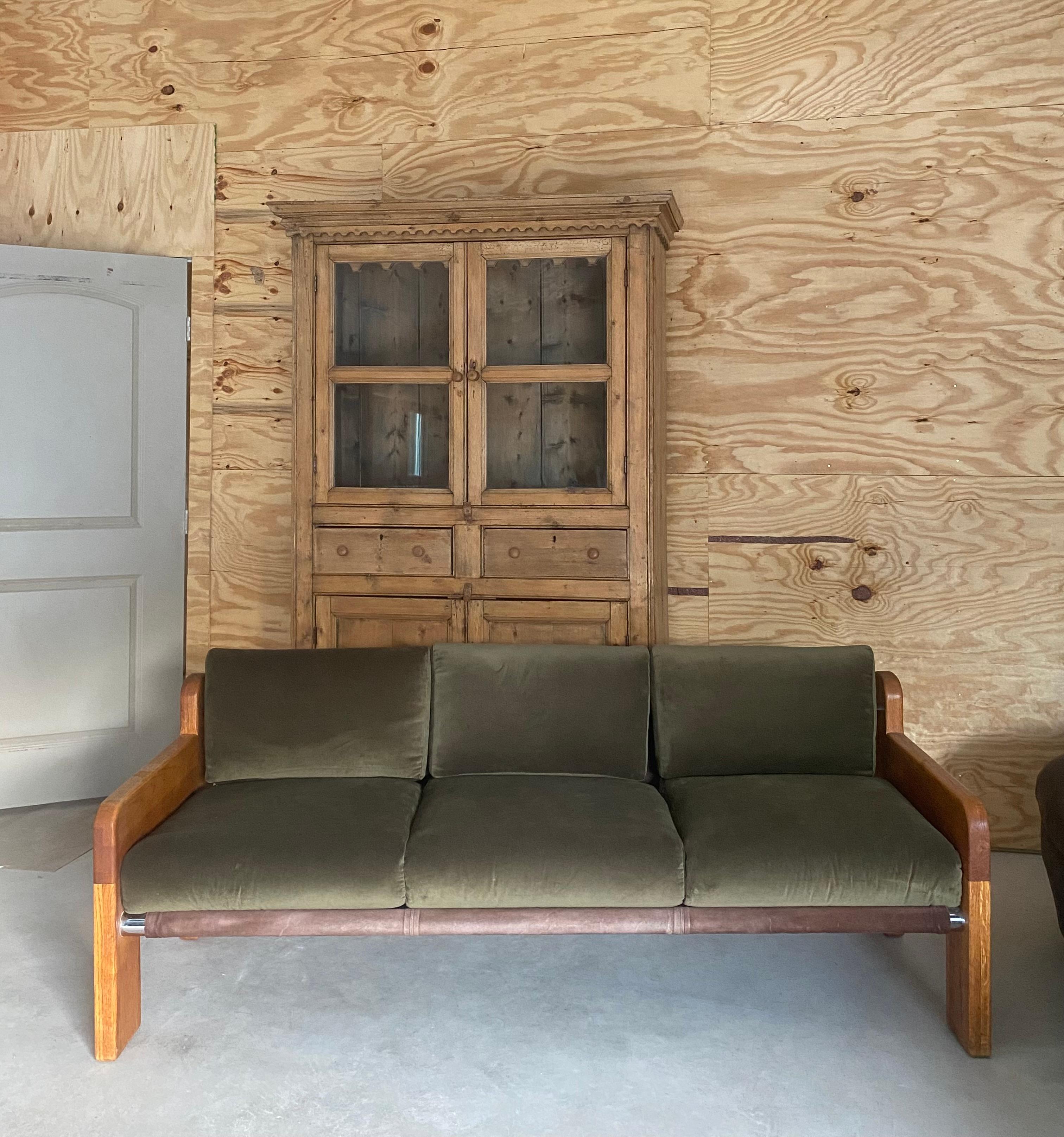 Divano a fionda Chunky Oak di Martin Rudick con rivestimento in velluto New Velvet In condizioni buone in vendita a Round Top, TX
