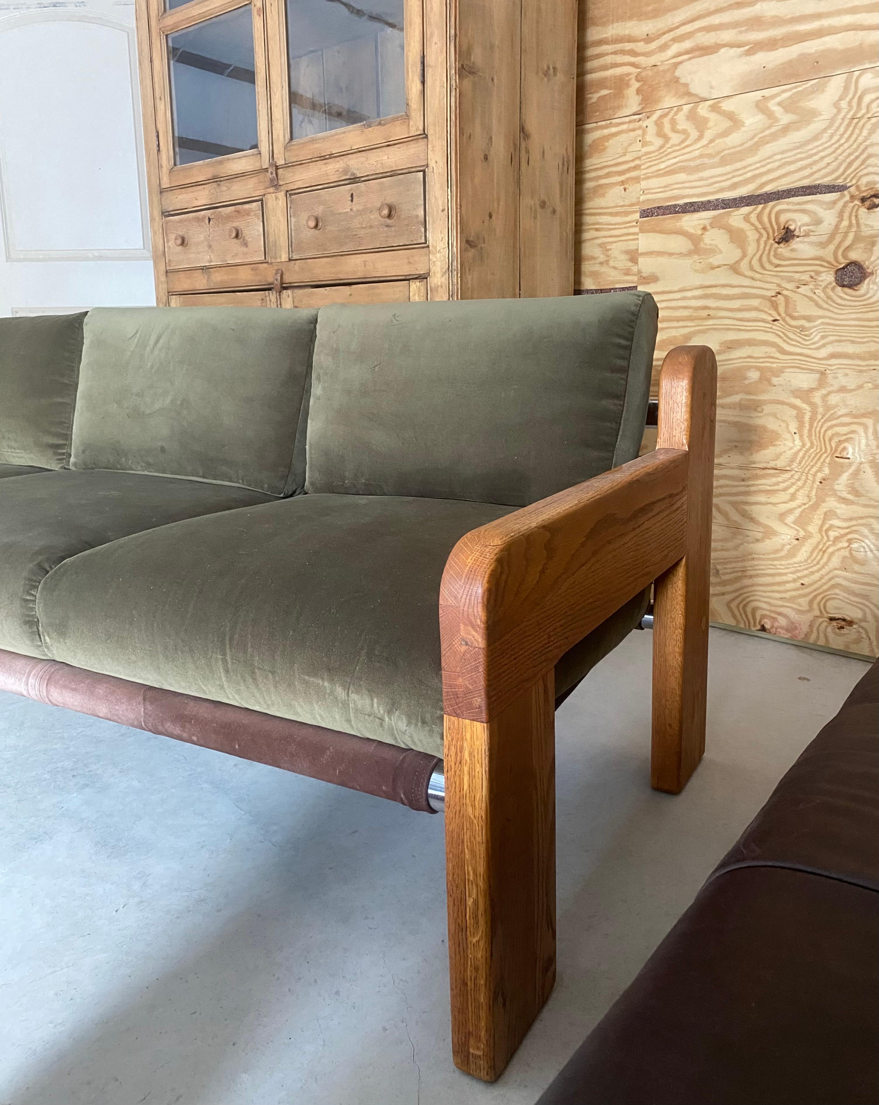 XX secolo Divano a fionda Chunky Oak di Martin Rudick con rivestimento in velluto New Velvet in vendita