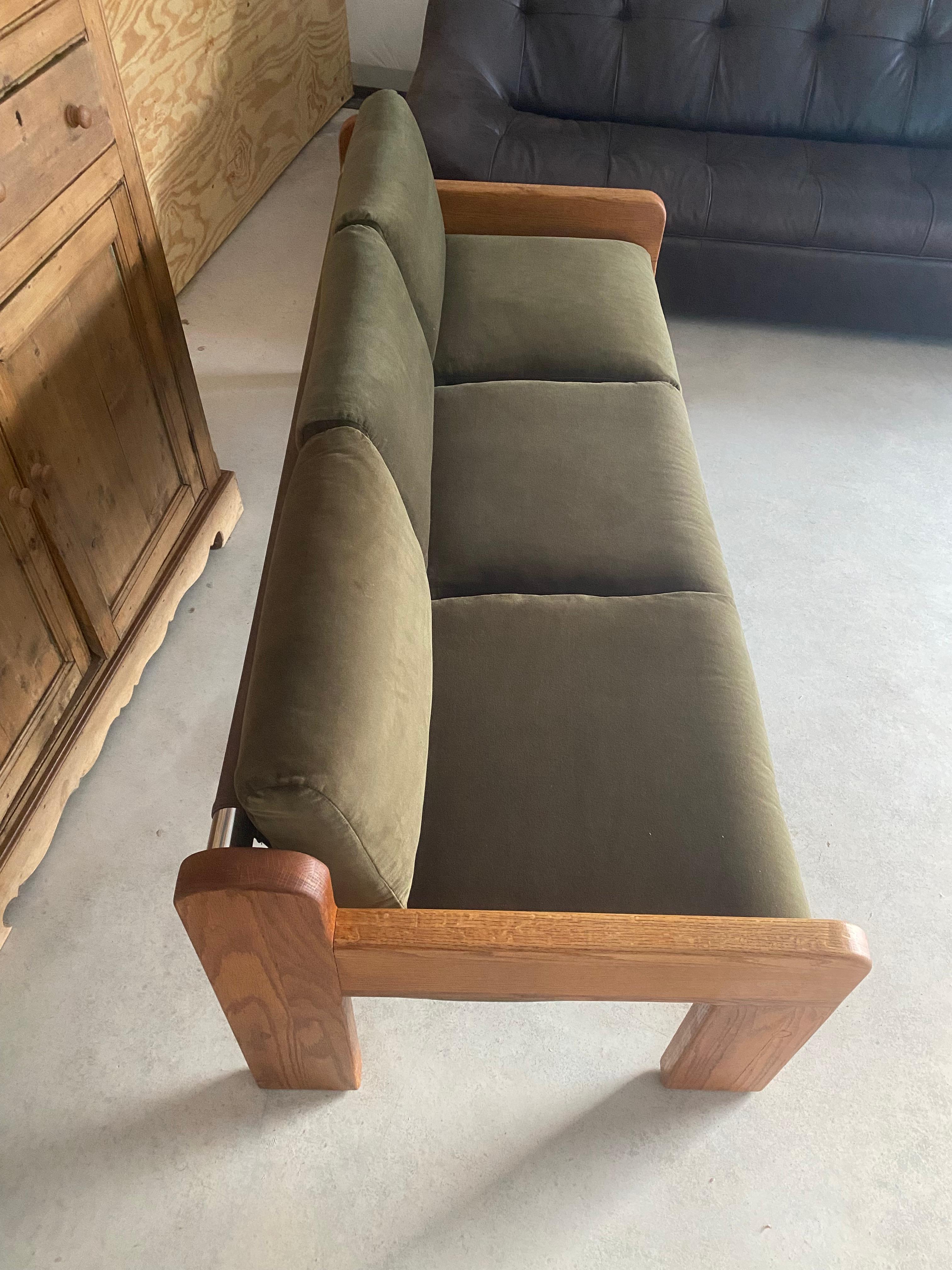 Velluto Divano a fionda Chunky Oak di Martin Rudick con rivestimento in velluto New Velvet in vendita