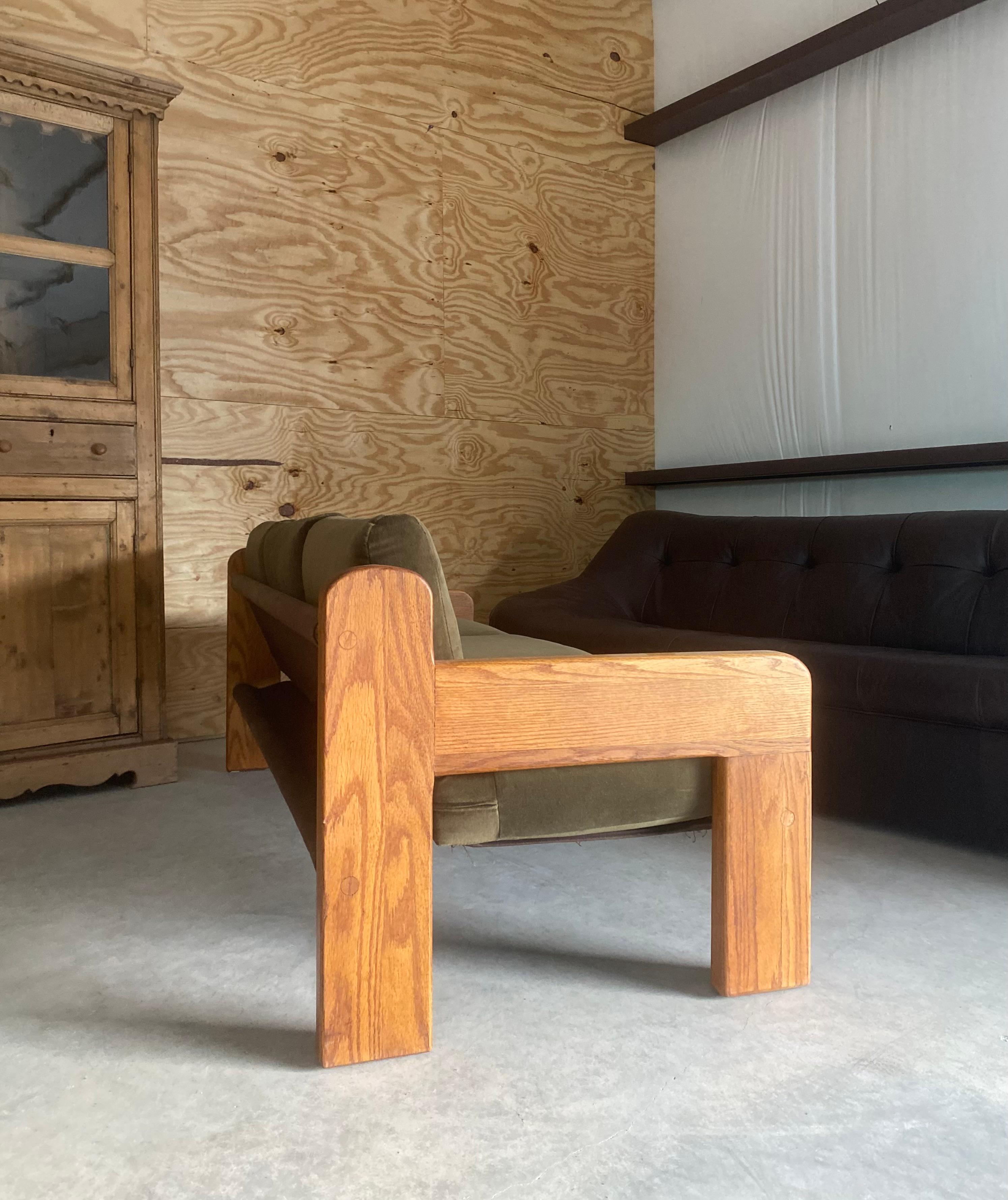 Divano a fionda Chunky Oak di Martin Rudick con rivestimento in velluto New Velvet in vendita 1