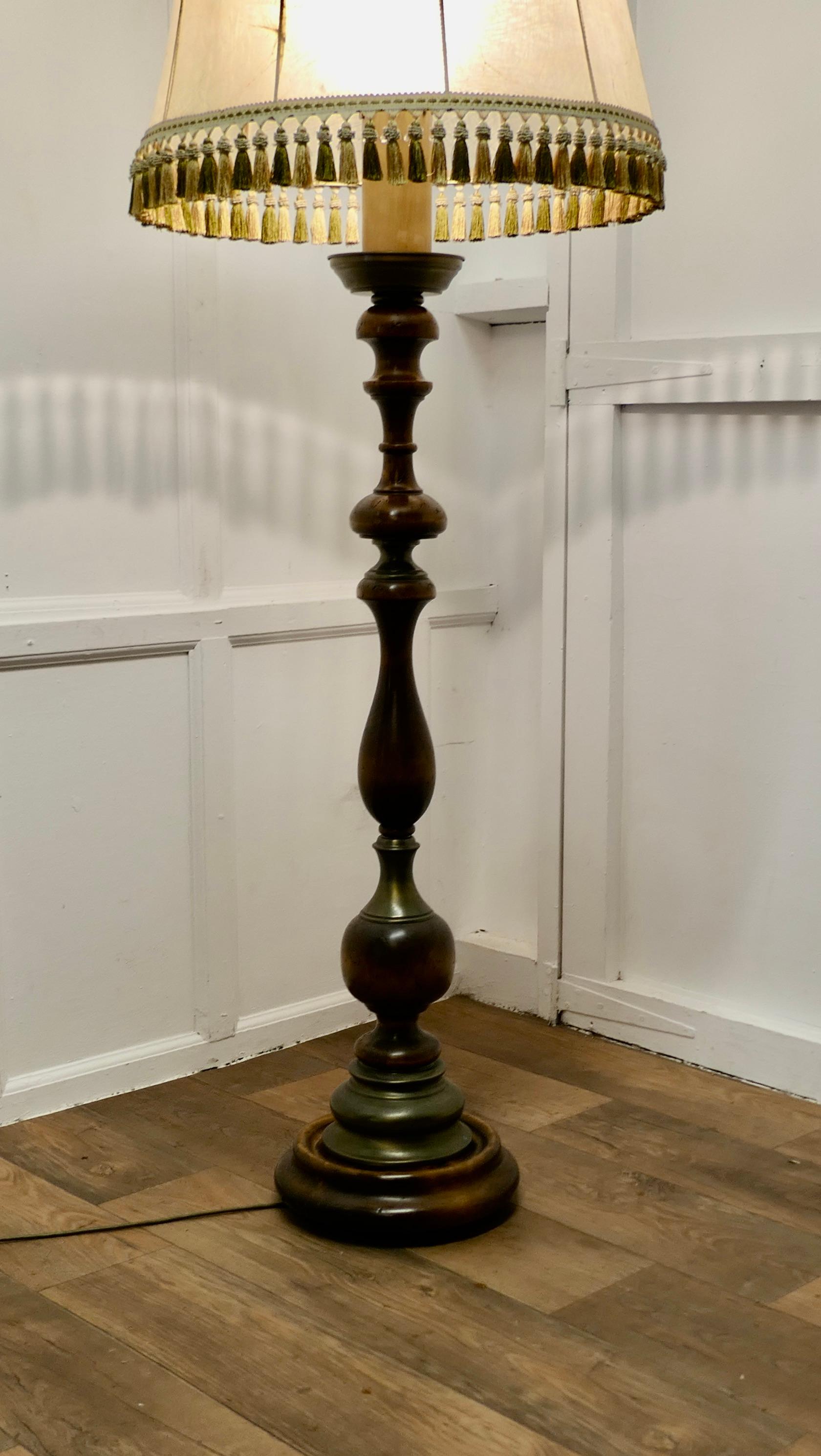 Chunky Oak Standard or Floor Lamp 

This lamp is a country piece, with a very bulbous turned oak  central column
The lamp is in good condition, working and is shown with its original velum lampshade

The lamp is 70” tall, the base is 14” in diameter