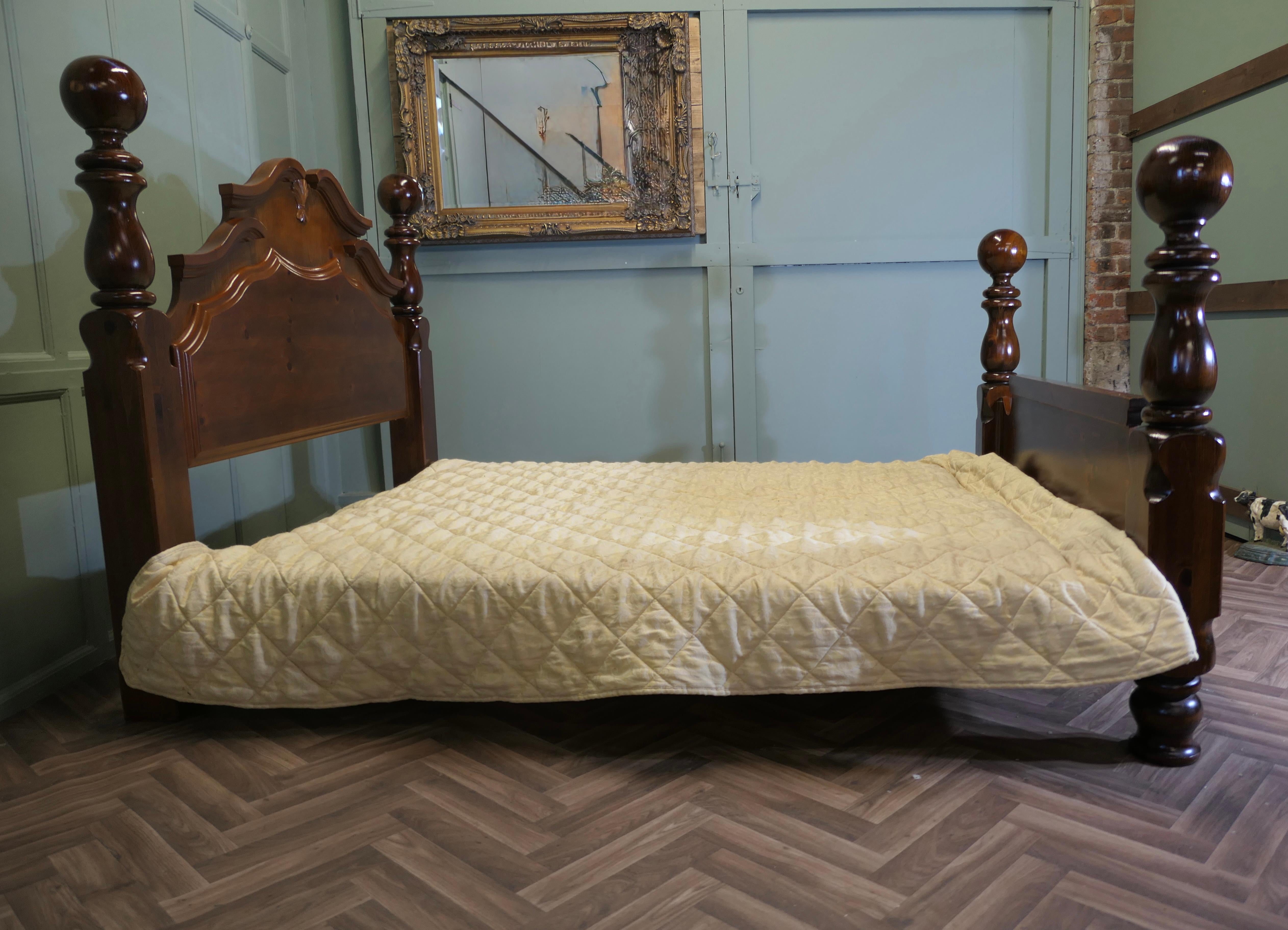 Chunky Pine King Size Double Bed In Good Condition For Sale In Godshill, Isle of Wight